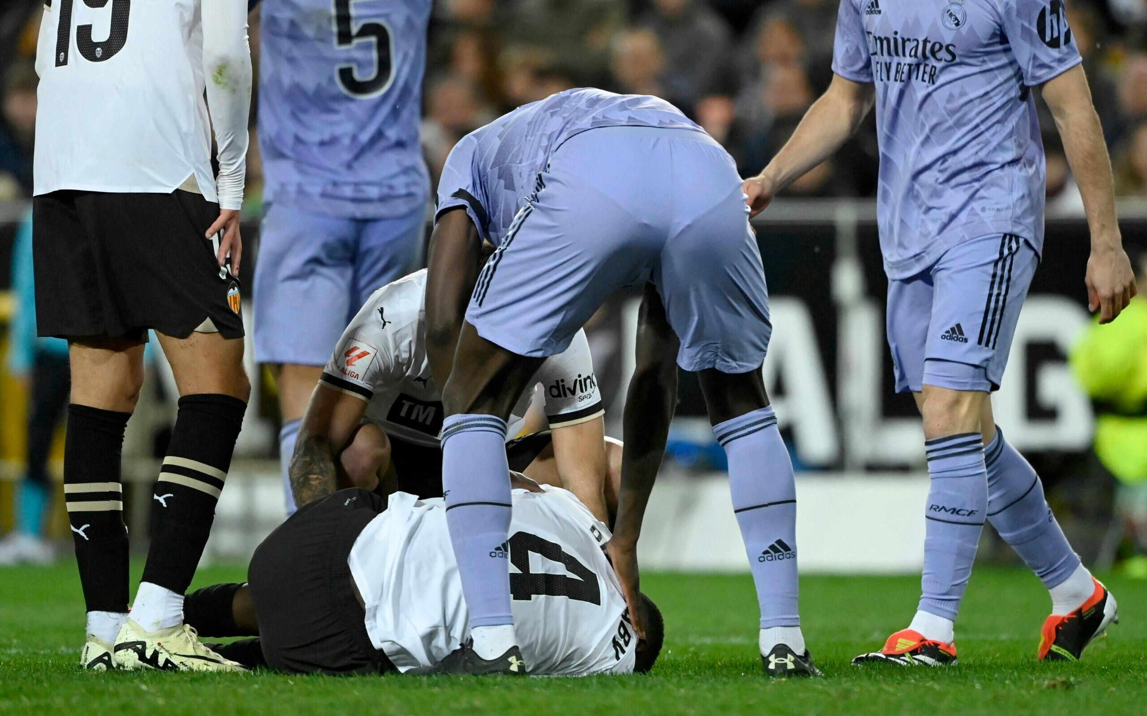 Zagueiro que se lesionou em jogo contra o Real Madrid corre risco de nunca mais voltar aos gramados