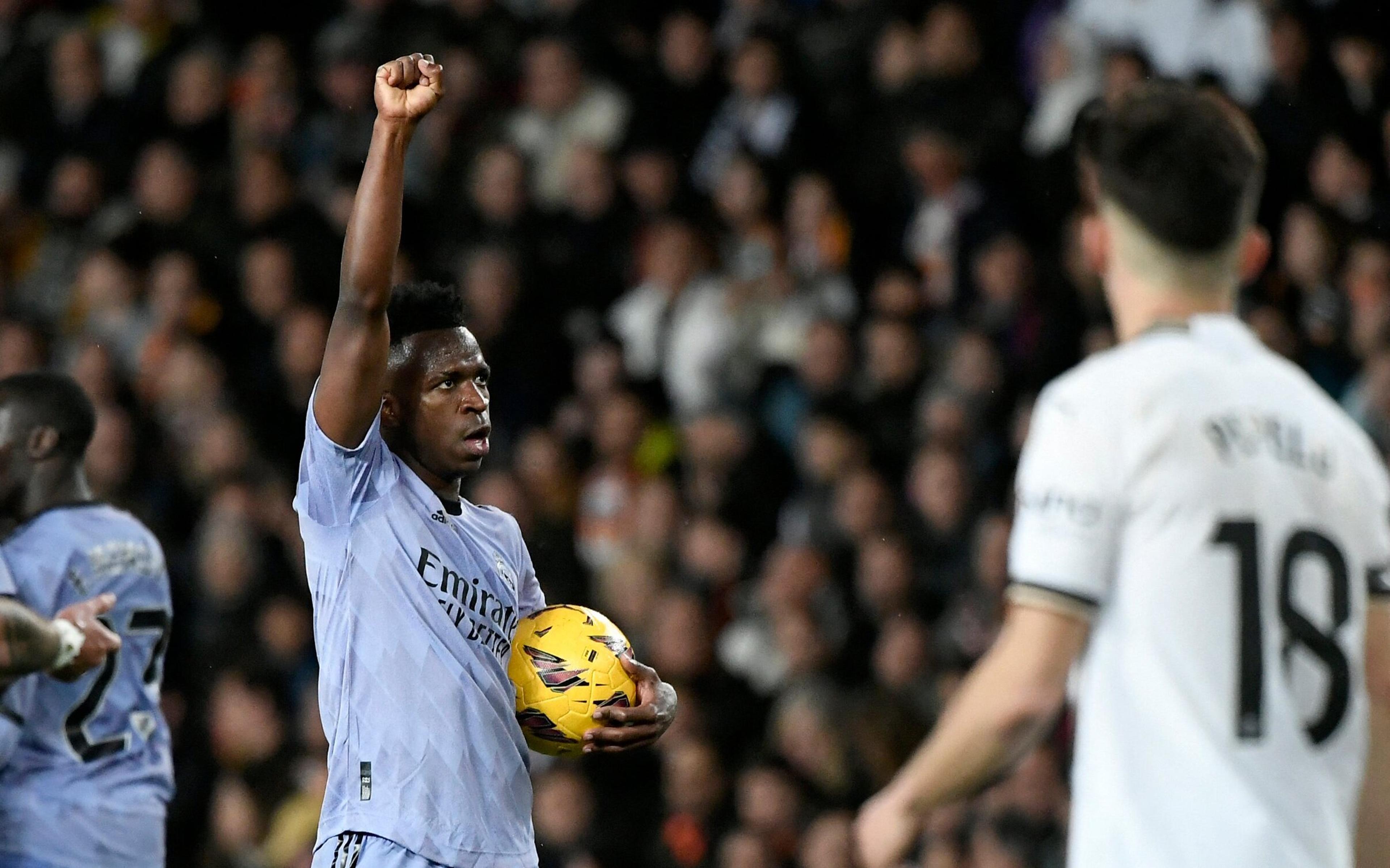 Vini Jr marca dois gols e dá aula contra o racismo em empate do Real Madrid