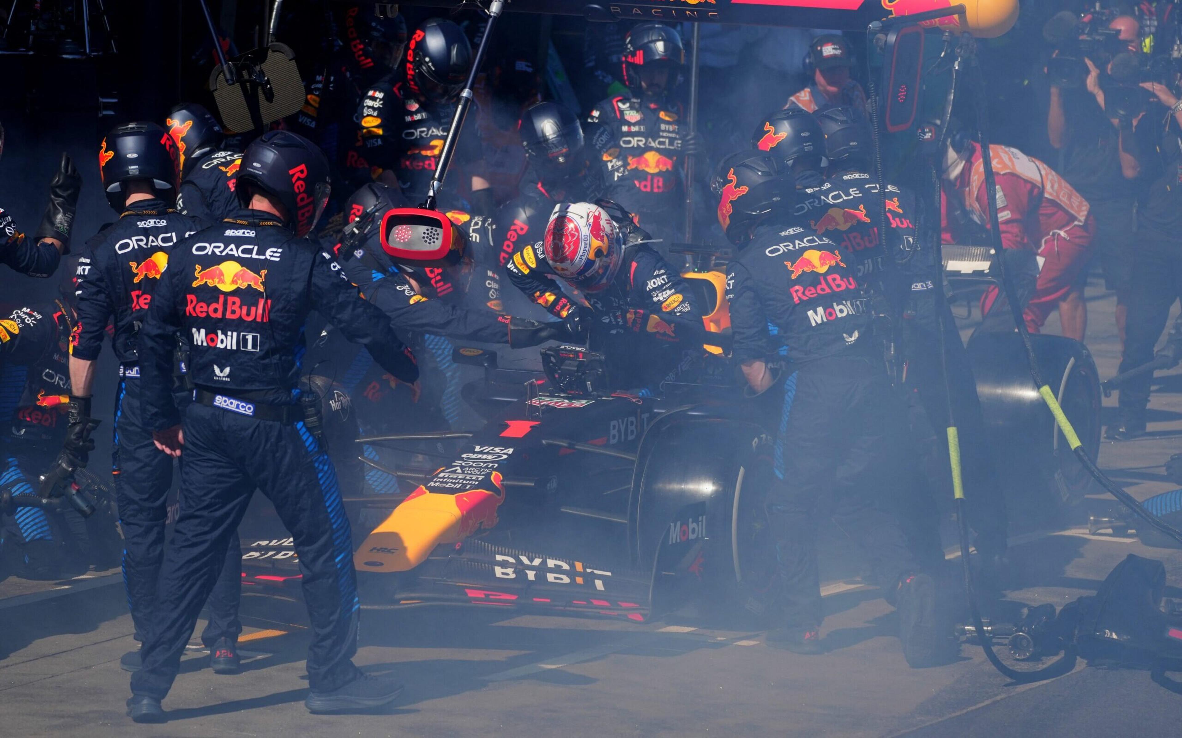 Verstappen vê carro pegar fogo no GP da Austrália e tem primeira quebra em 2 anos