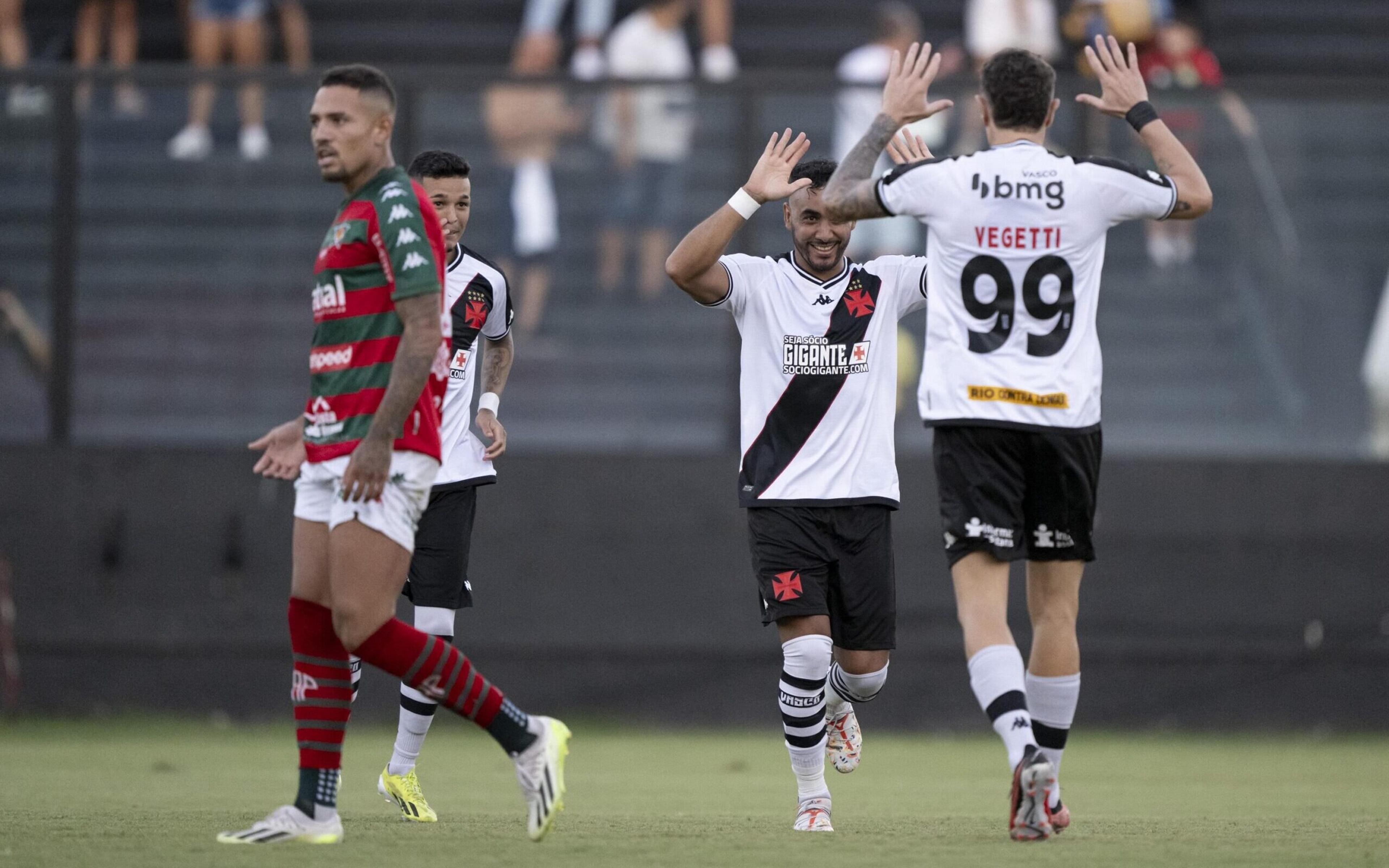 Payet brilha em retorno, e Vasco goleia a Portuguesa para ir às semifinais do Carioca