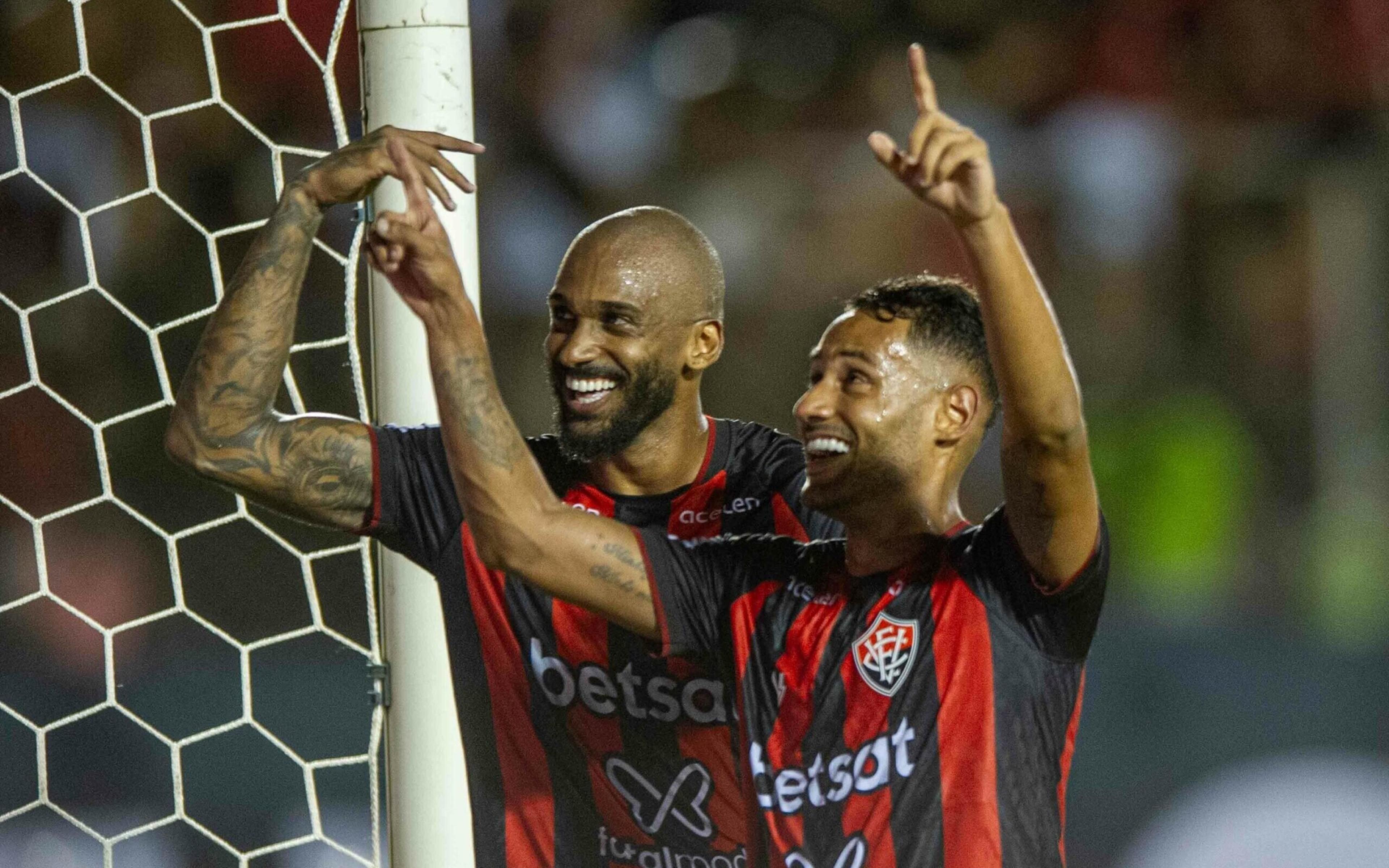 Em jogo alucinante, Vitória vira pra cima do Bahia e larga na frente na final