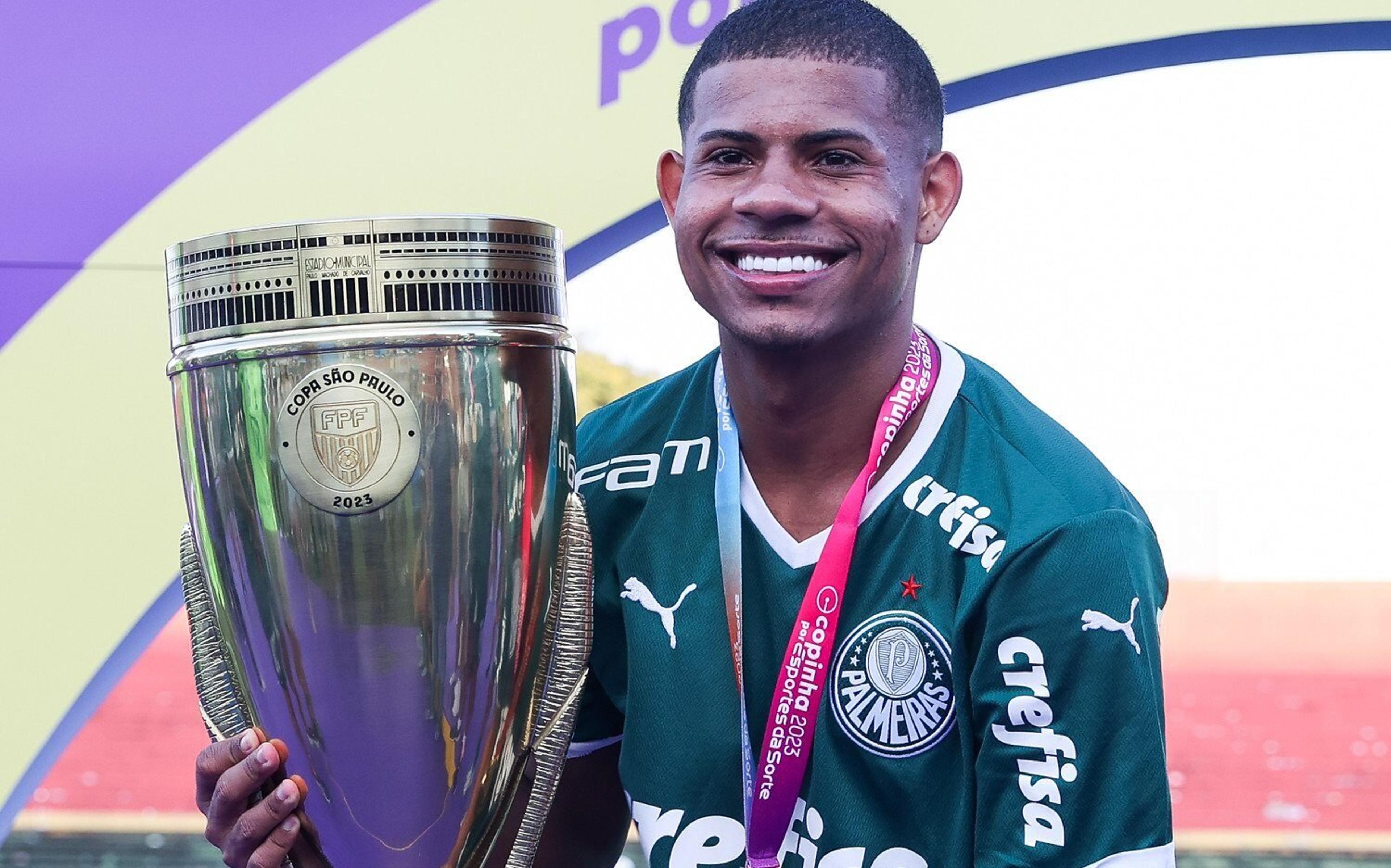 Promessa do Palmeiras celebra renovação com o Verdão: ‘Transformou a vida da minha família!’