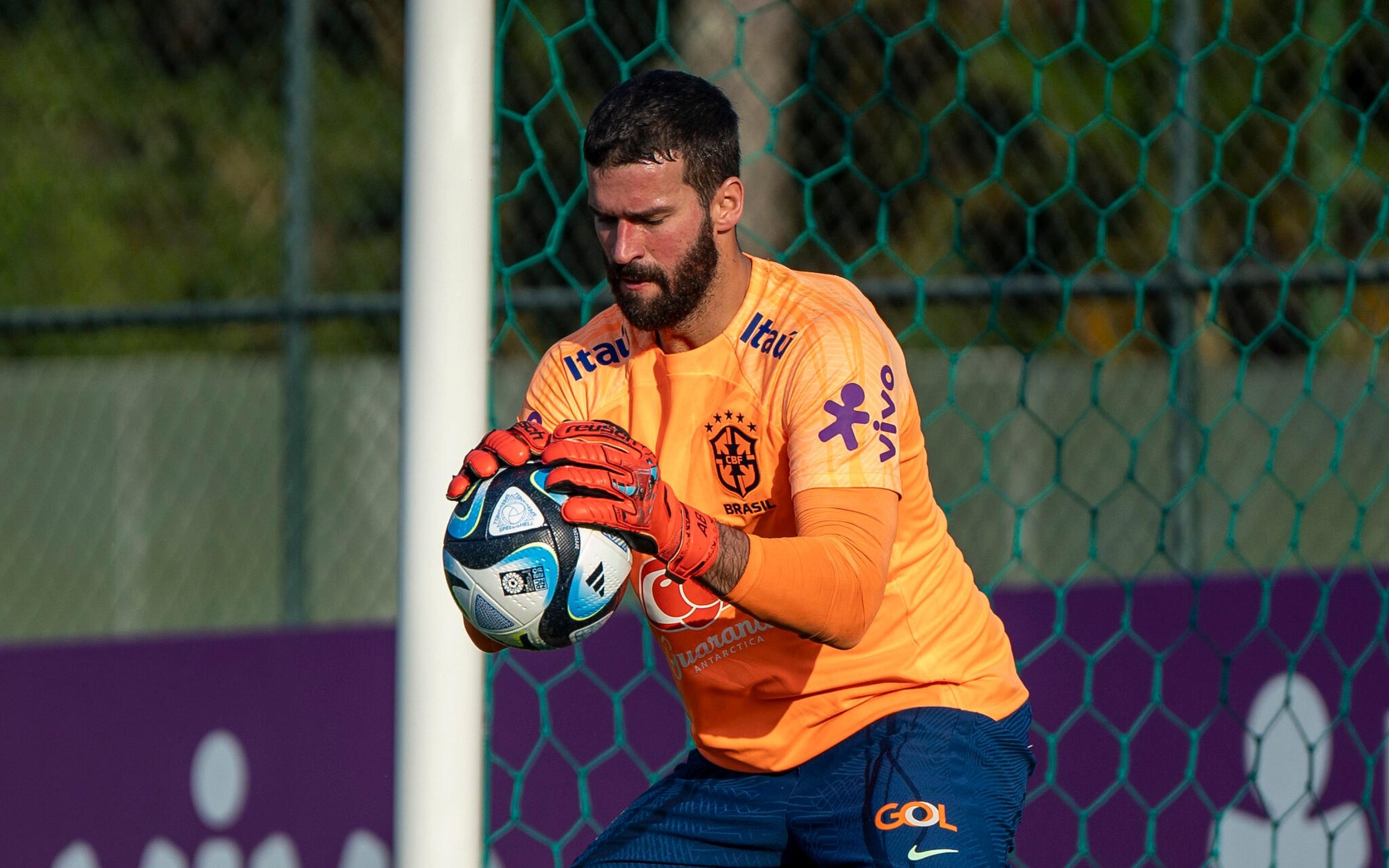 Alisson aponta prioridade para retorno ao futebol brasileiro, veja vídeo