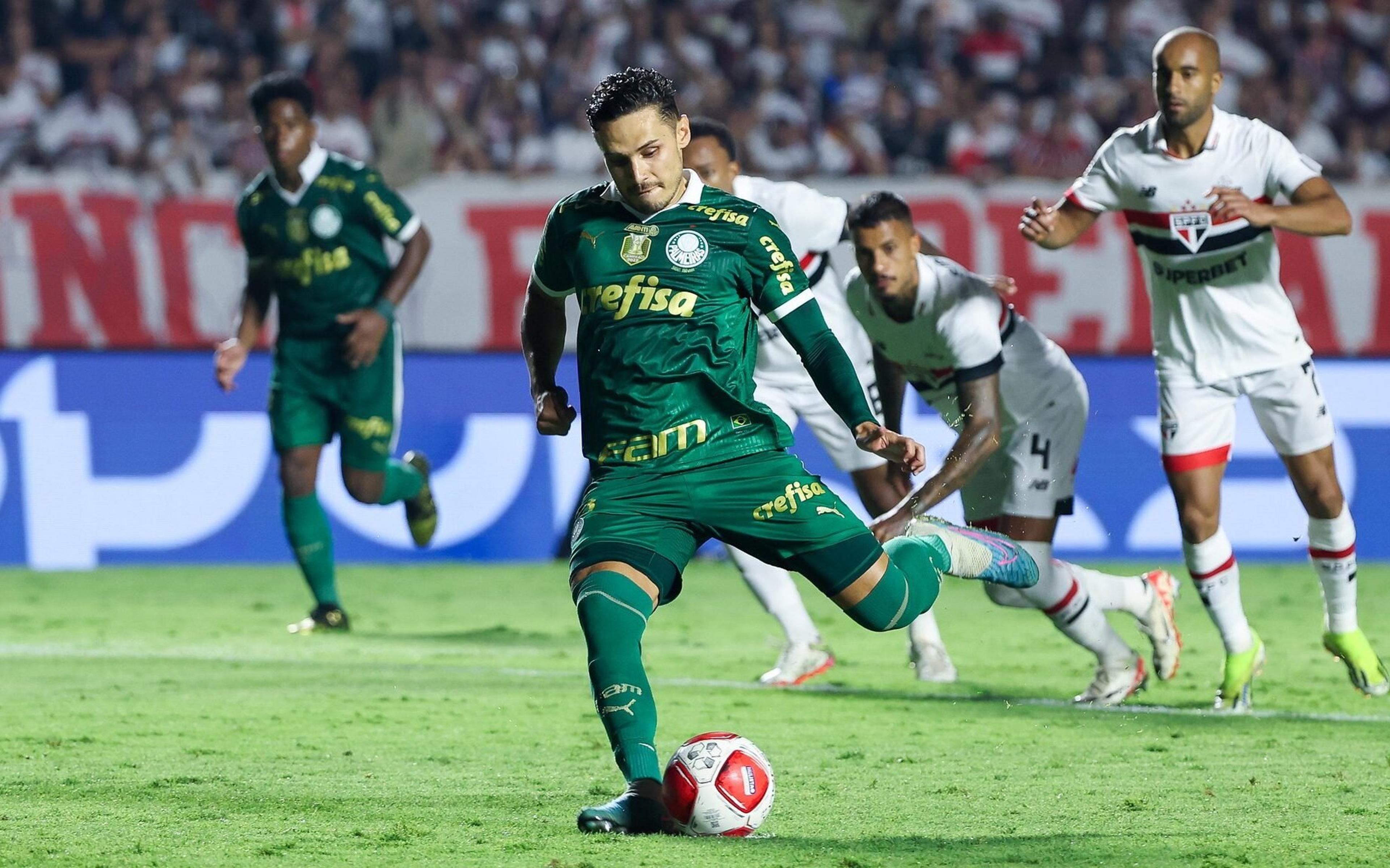 Raphael Veiga brilha mais uma vez em clássicos e iguala marca histórica de Dudu no Palmeiras