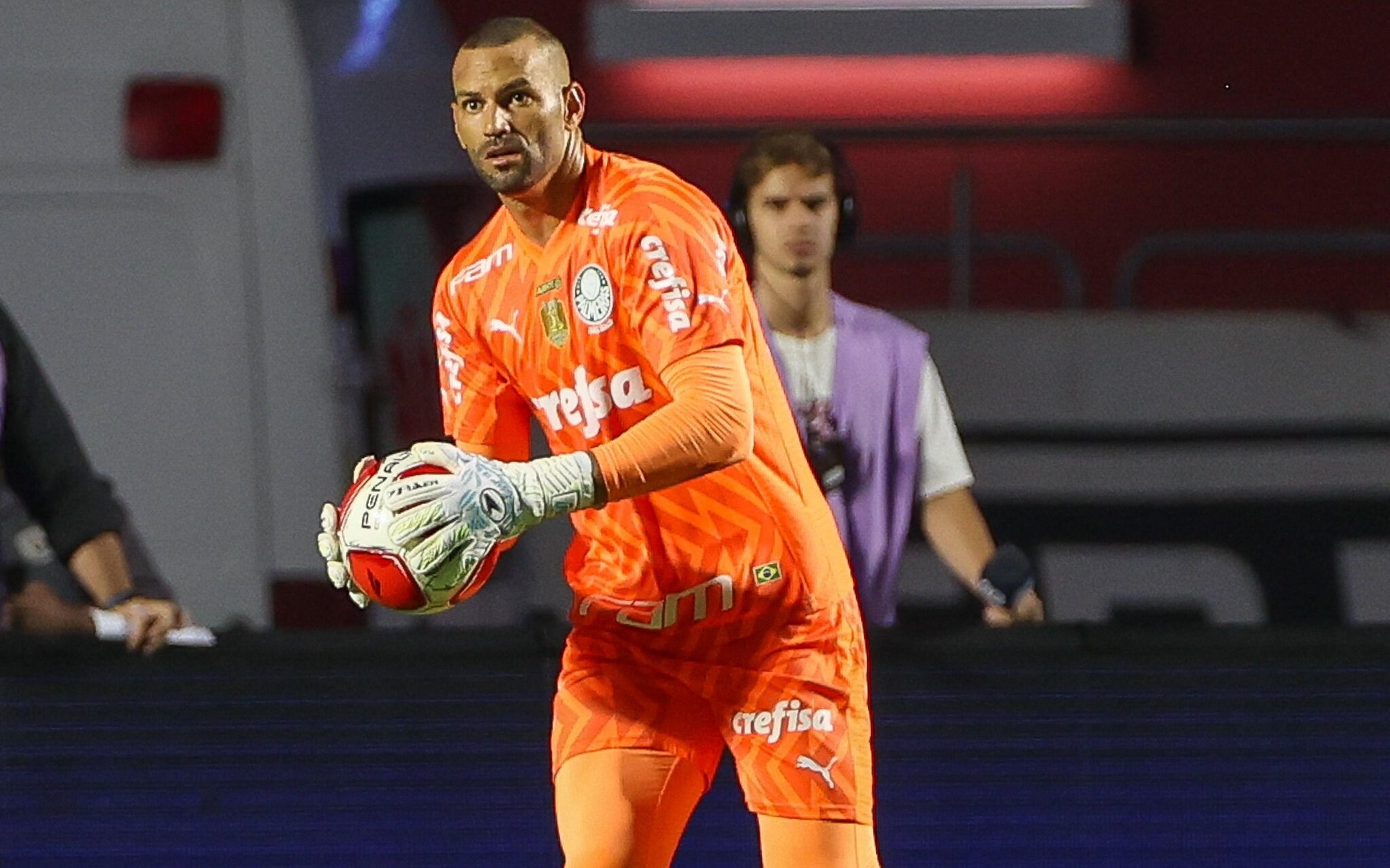 Abel Ferreira vê Weverton inseguro e tem dilema para resolver no gol do Palmeiras