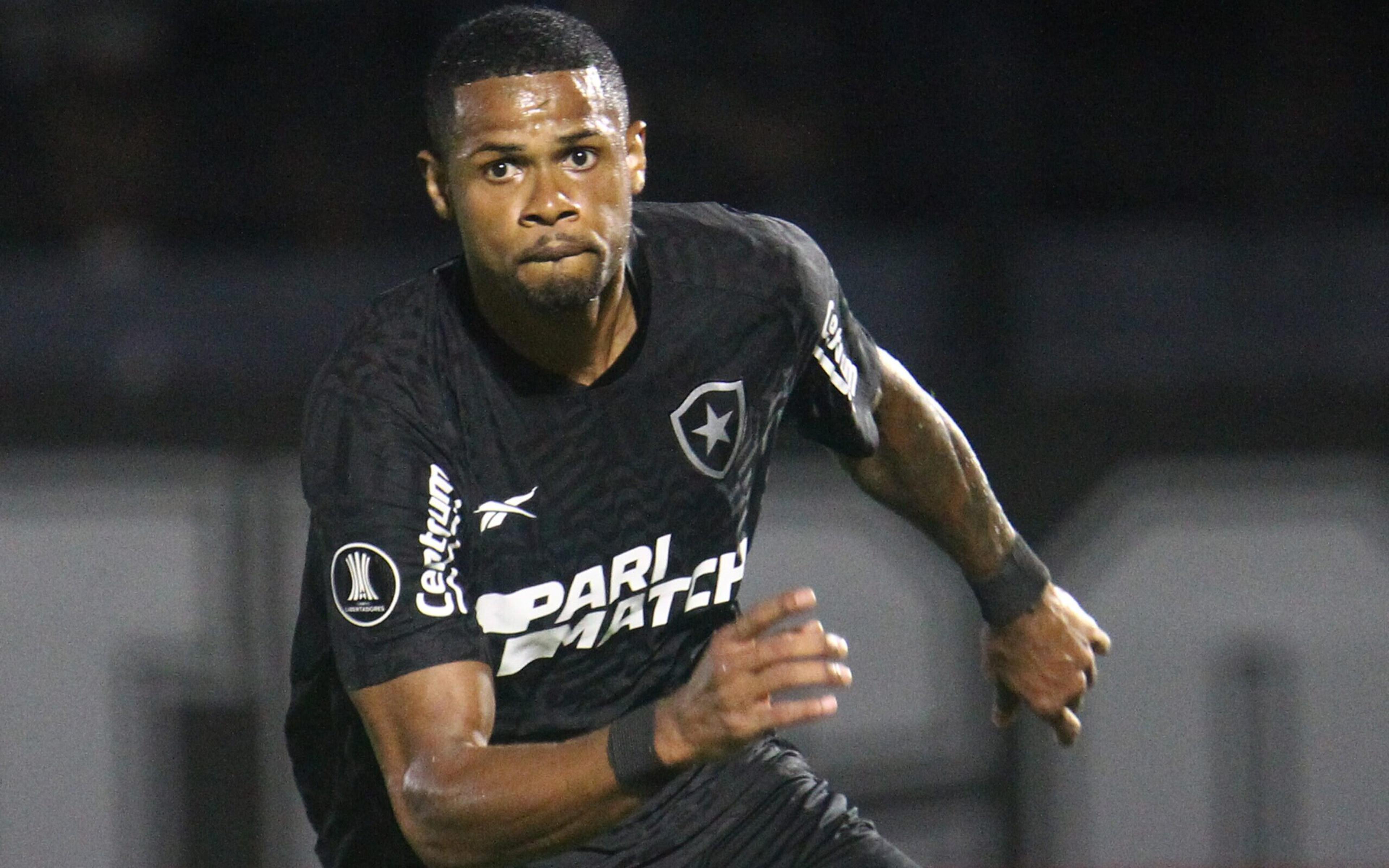 Júnior Santos dedica classificação do Botafogo à torcida: ‘Empurraram a gente’