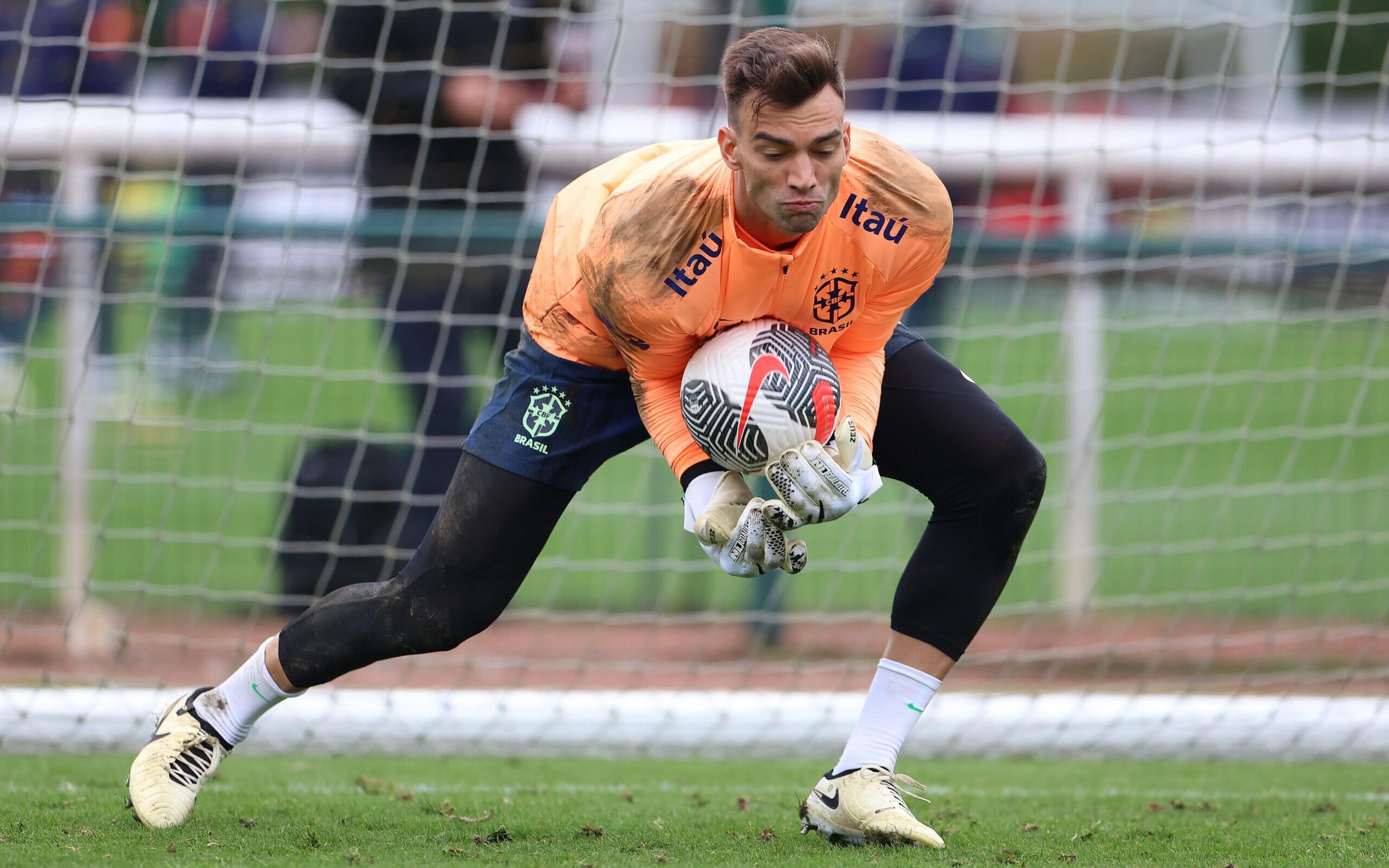 Vasco na Seleção Brasileira: veja imagens de Léo Jardim em campo durante treino