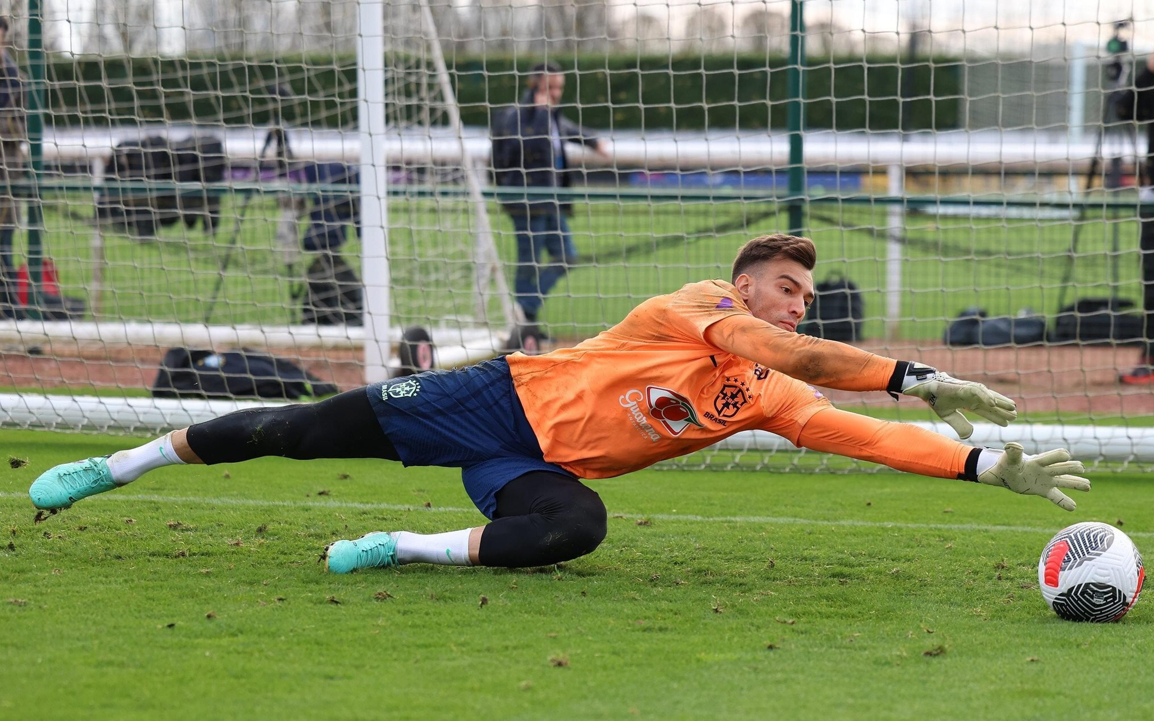 Quem será o goleiro titular? Veja defesas de Bento, Rafael e Léo Jardim no treino da Seleção