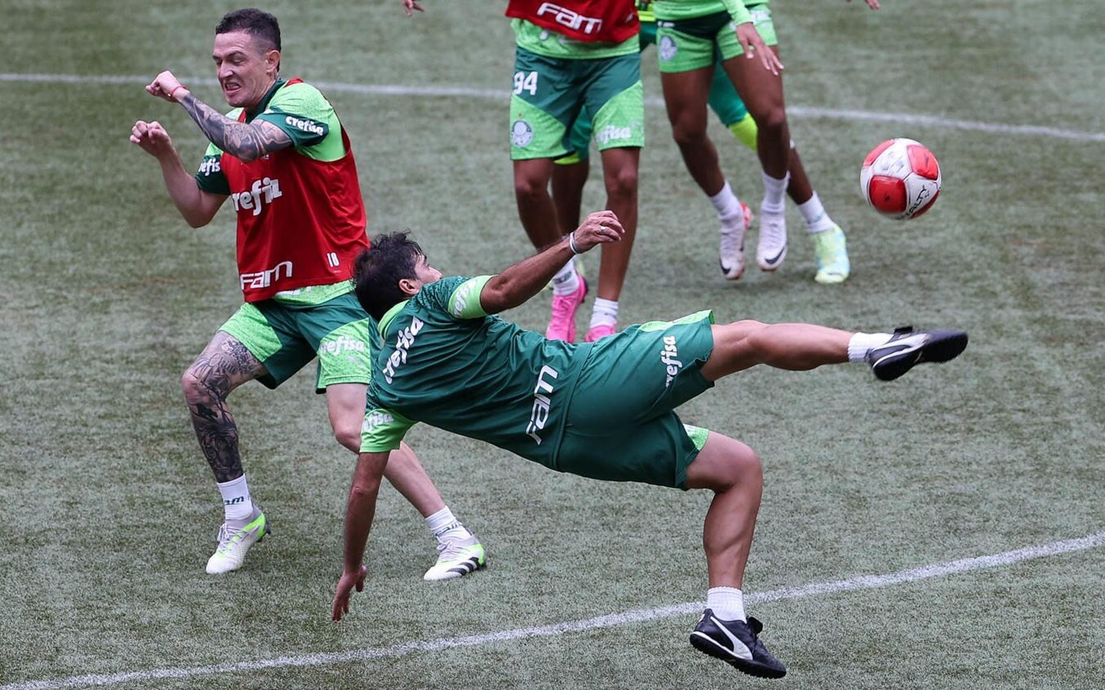 VÍDEO: Abel Ferreira quase faz golaço de voleio em treino do Palmeiras no Allianz Parque; veja