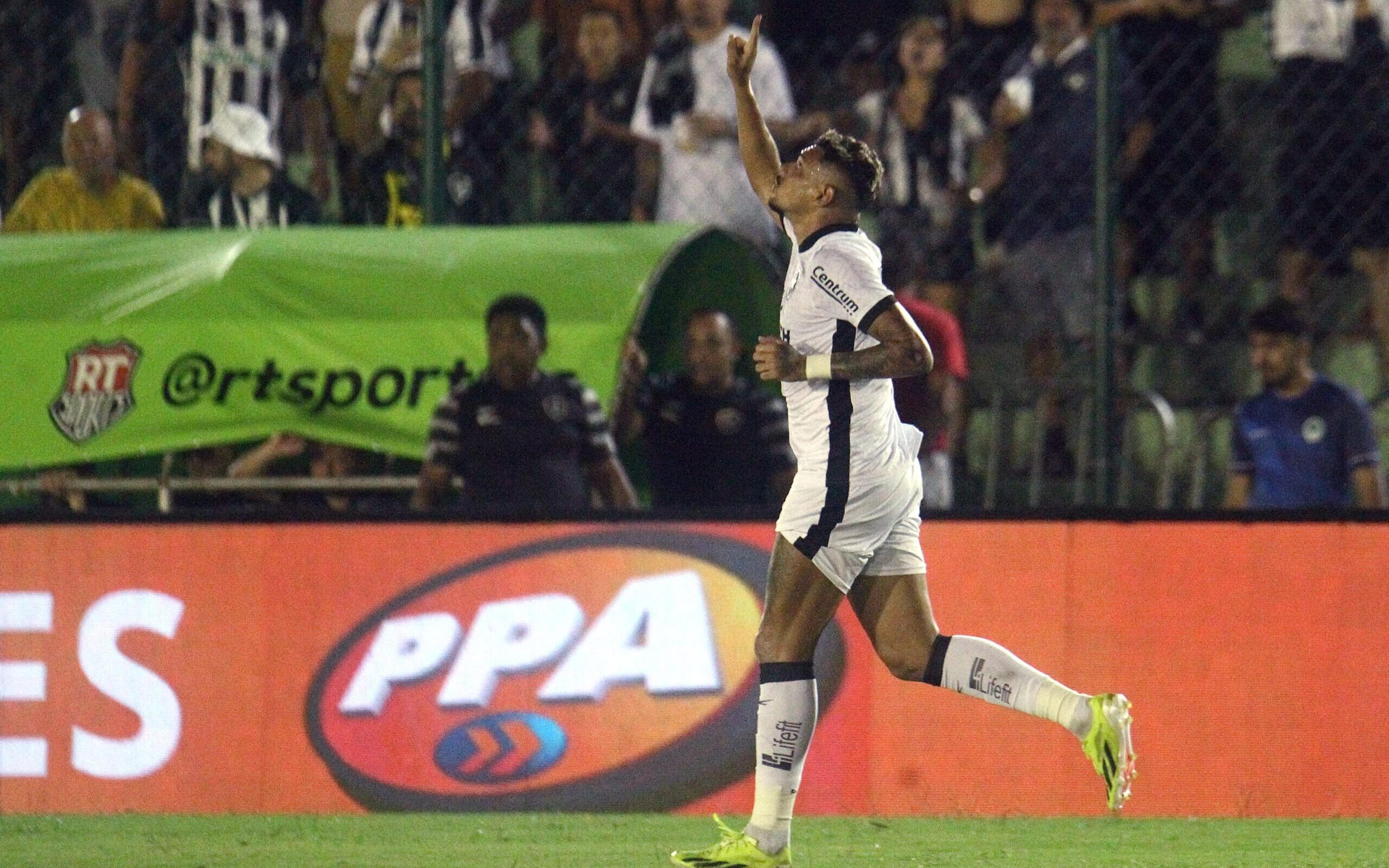 Com show de Tiquinho e Júnior Santos, Botafogo atropela Boavista e dá grande passo em busca do título da Taça Rio