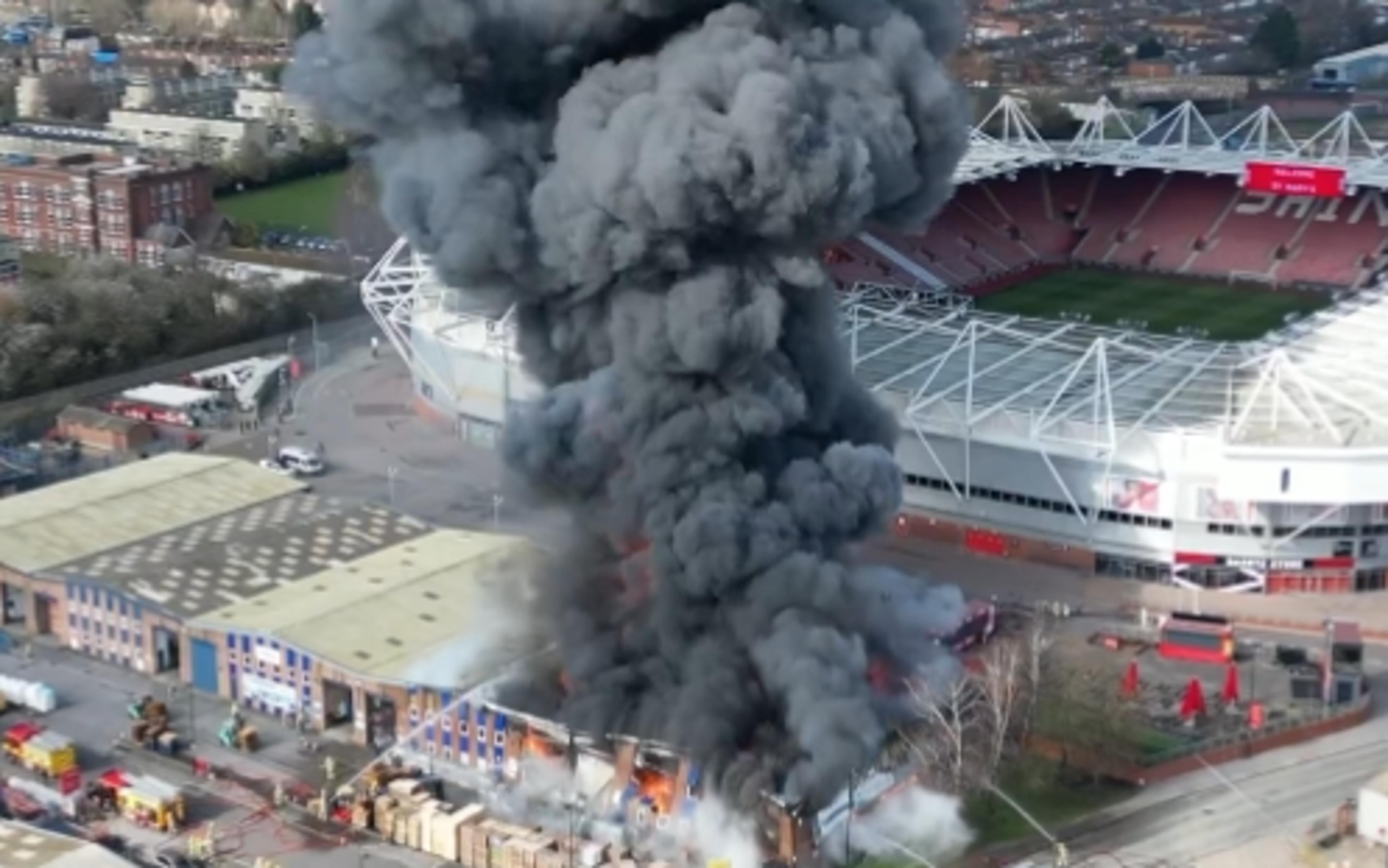 VÍDEO: Jogo na Inglaterra é adiado por incêndio próximo ao estádio