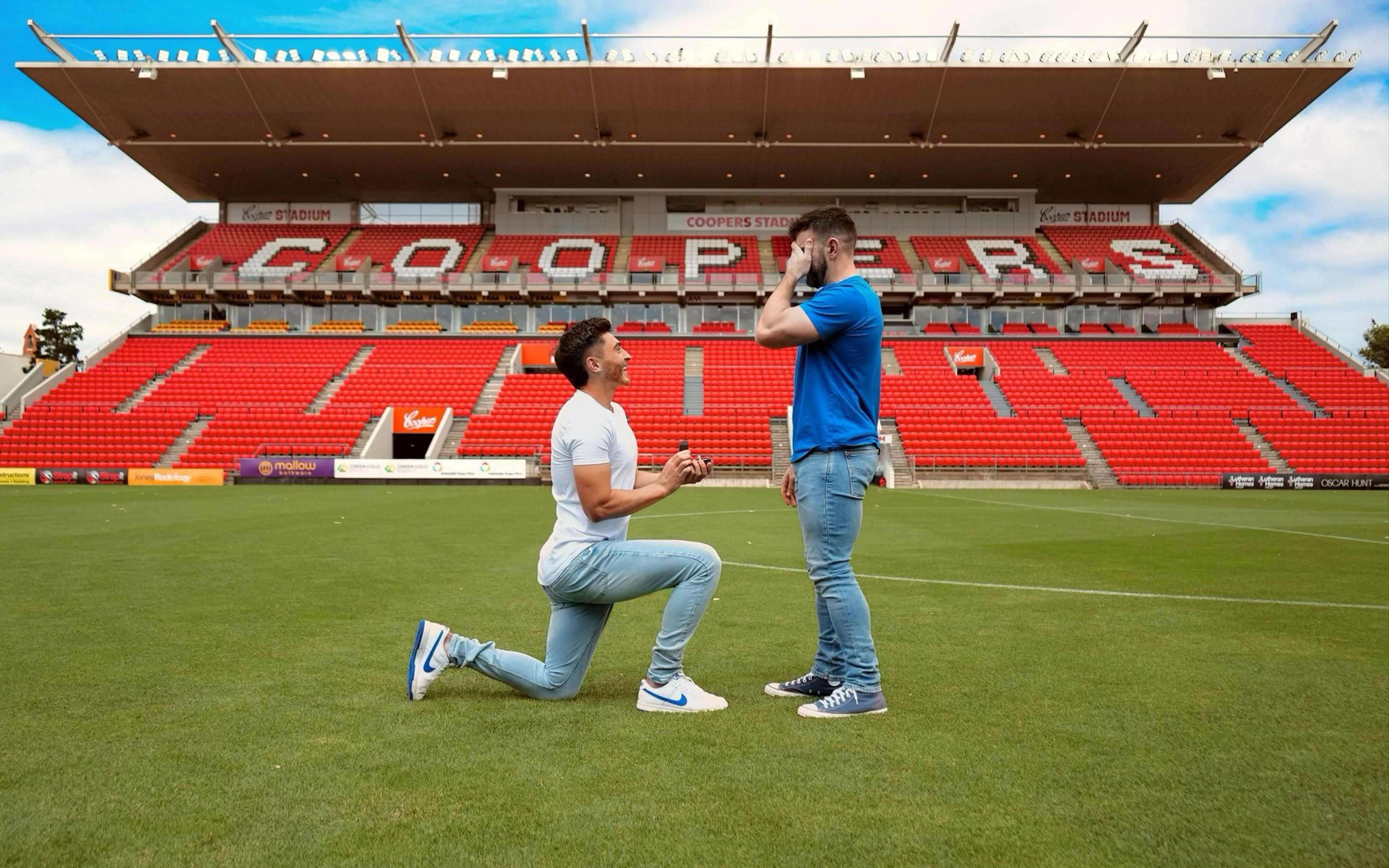 Jogador australiano pede namorado em casamento em estádio