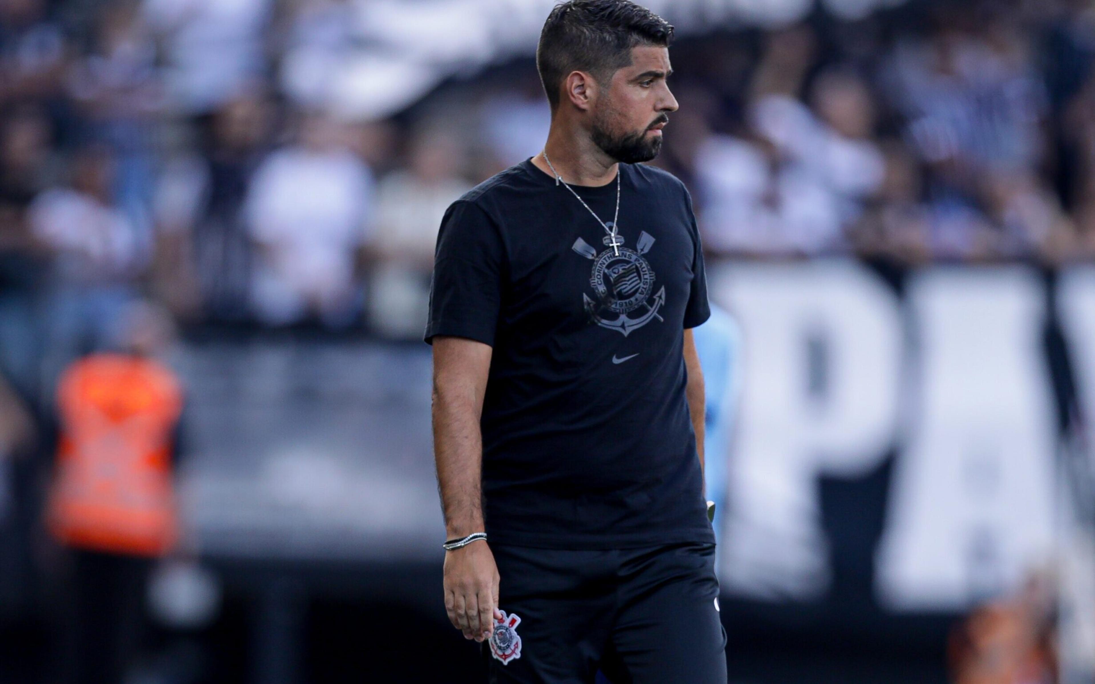 António Oliveira elogia Pedro Raul e Yuri Alberto e valoziza ambiente no Corinthians: ‘É uma família’