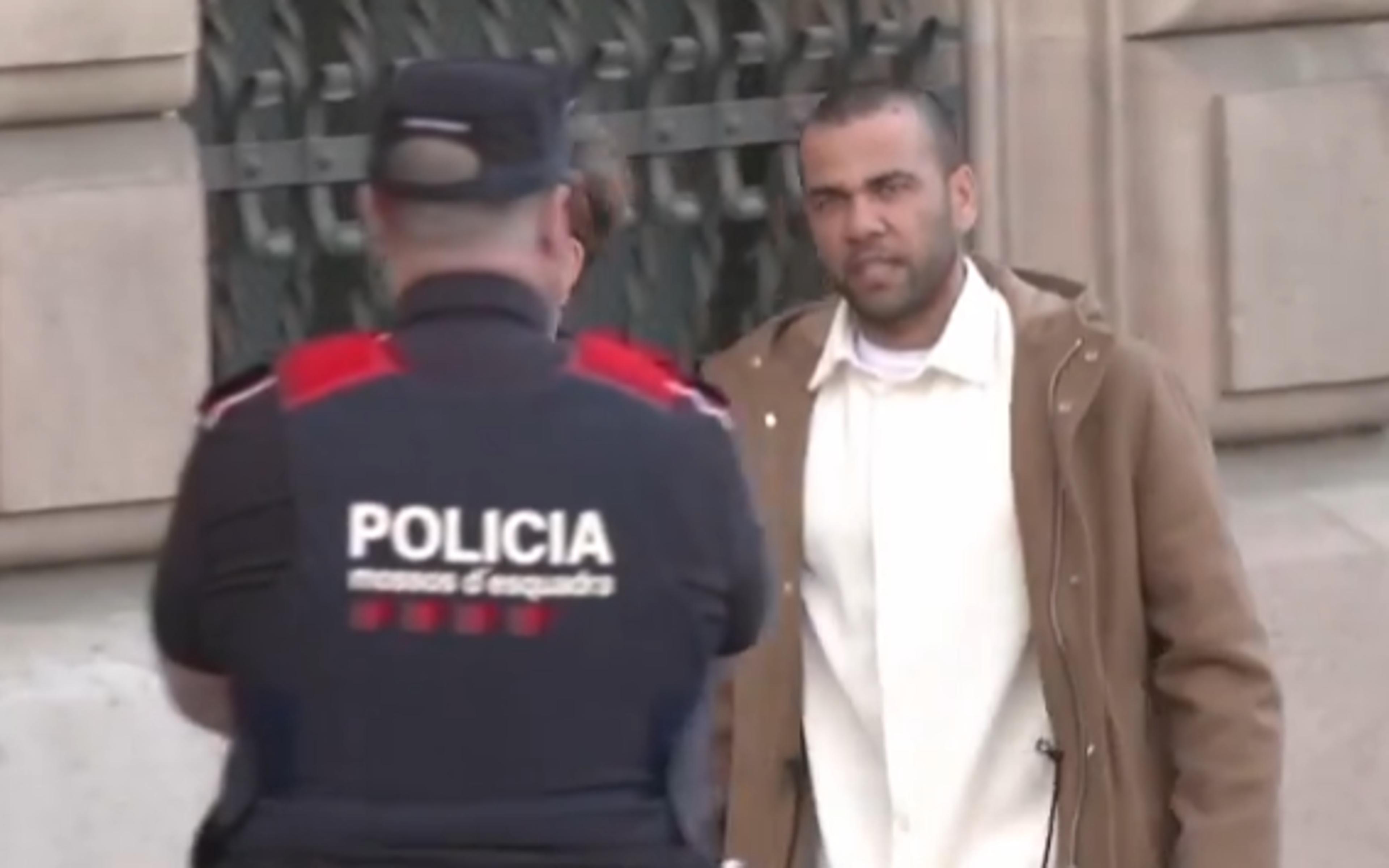 Daniel Alves se apresenta a tribunal pela primeira vez após ser solto; veja