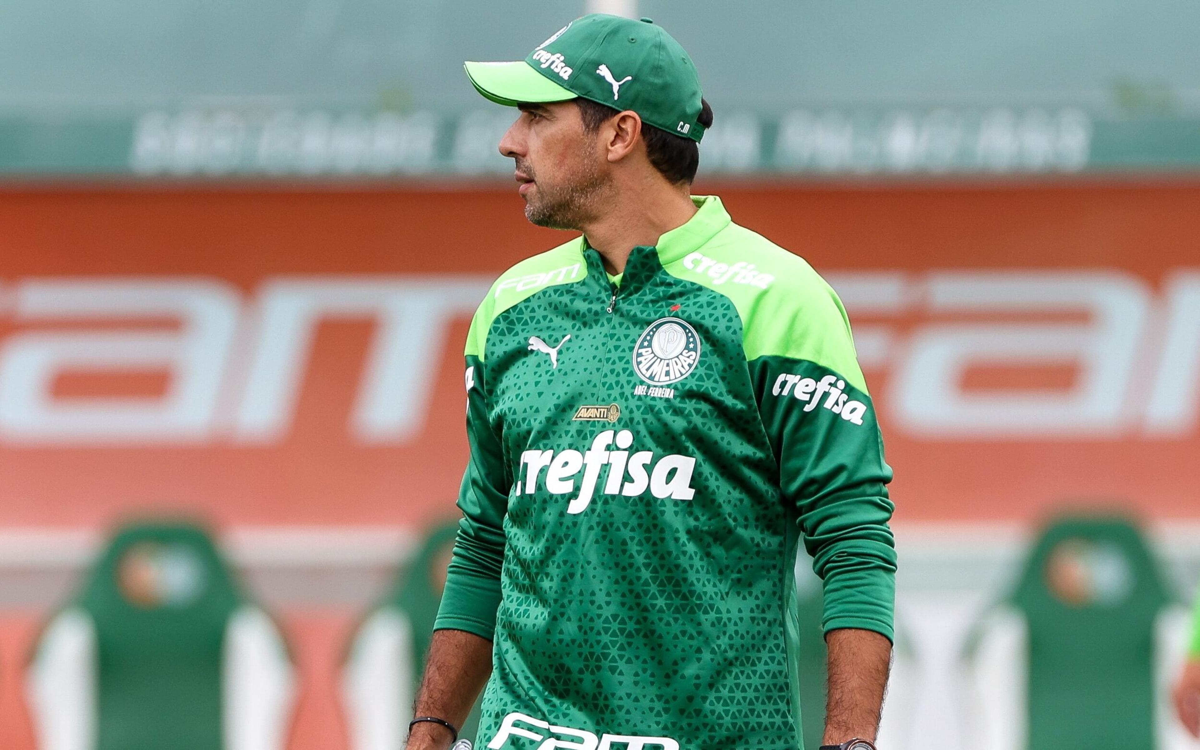 Abel Ferreira retorna de Portugal e comanda treino no Palmeiras