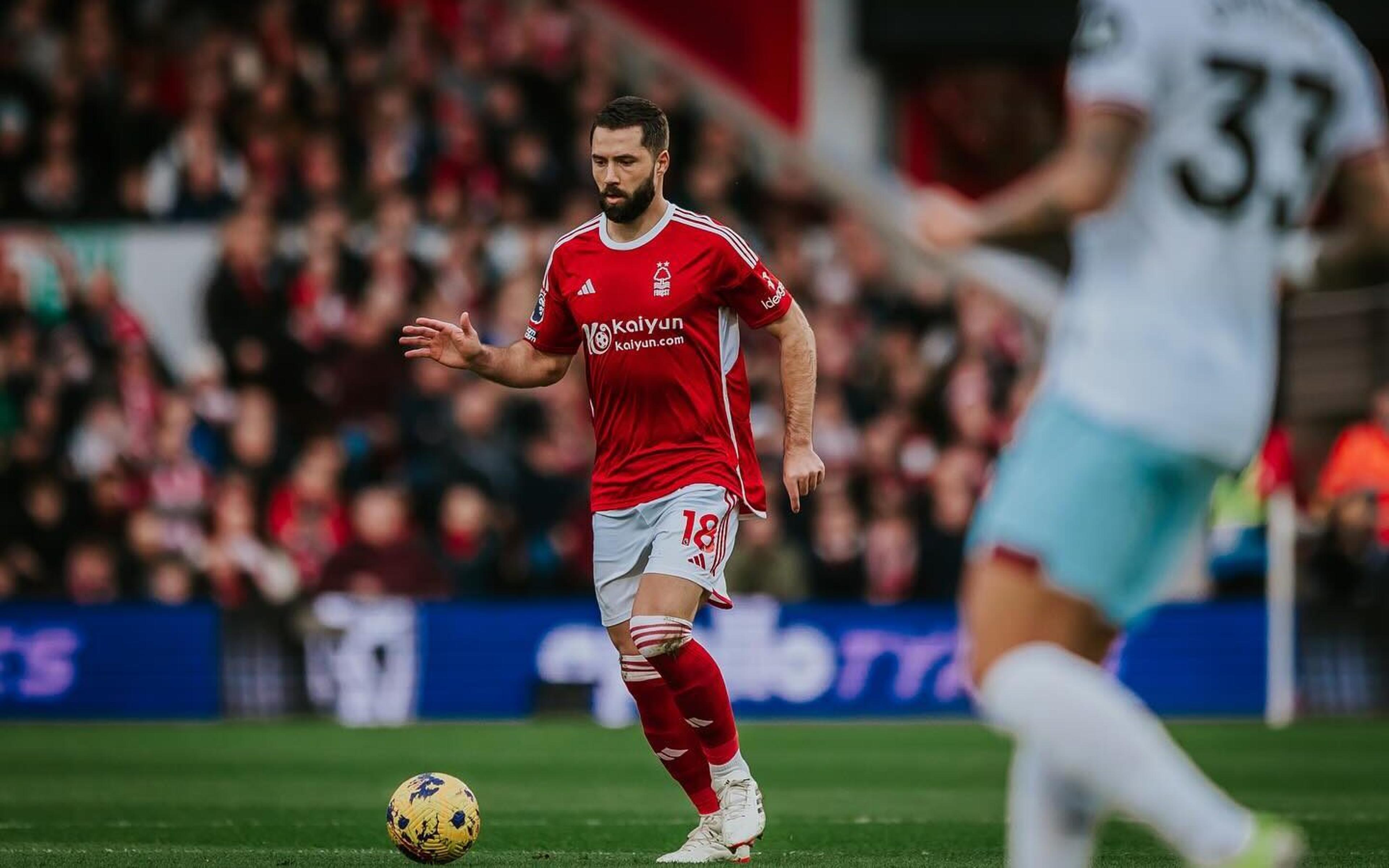 Felipe, zagueiro do Nottingham Forest, anuncia aposentadoria