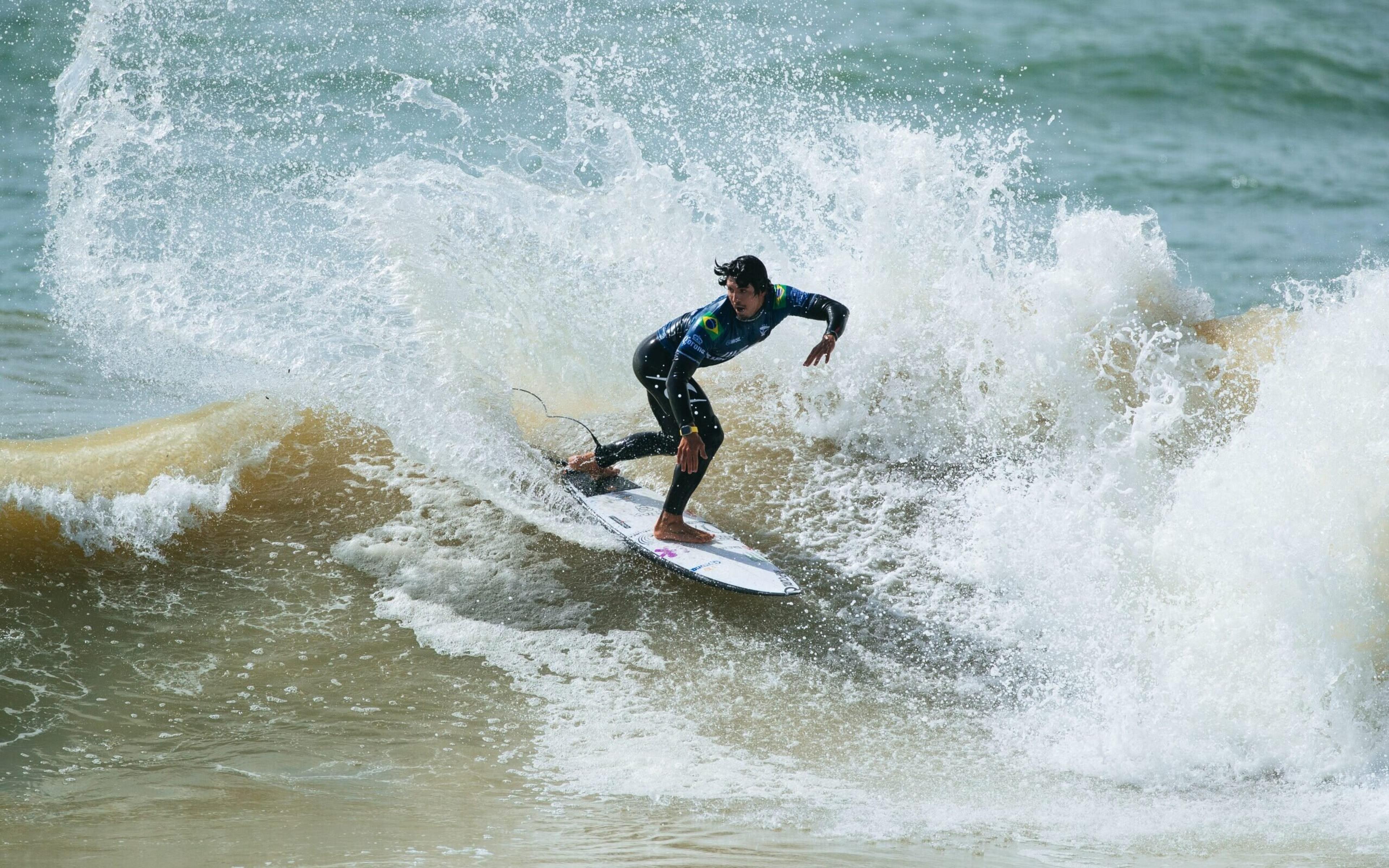 Surfe: Gabriel Medina lidera repescagem, e Brasil tem dia perfeito na etapa de Peniche