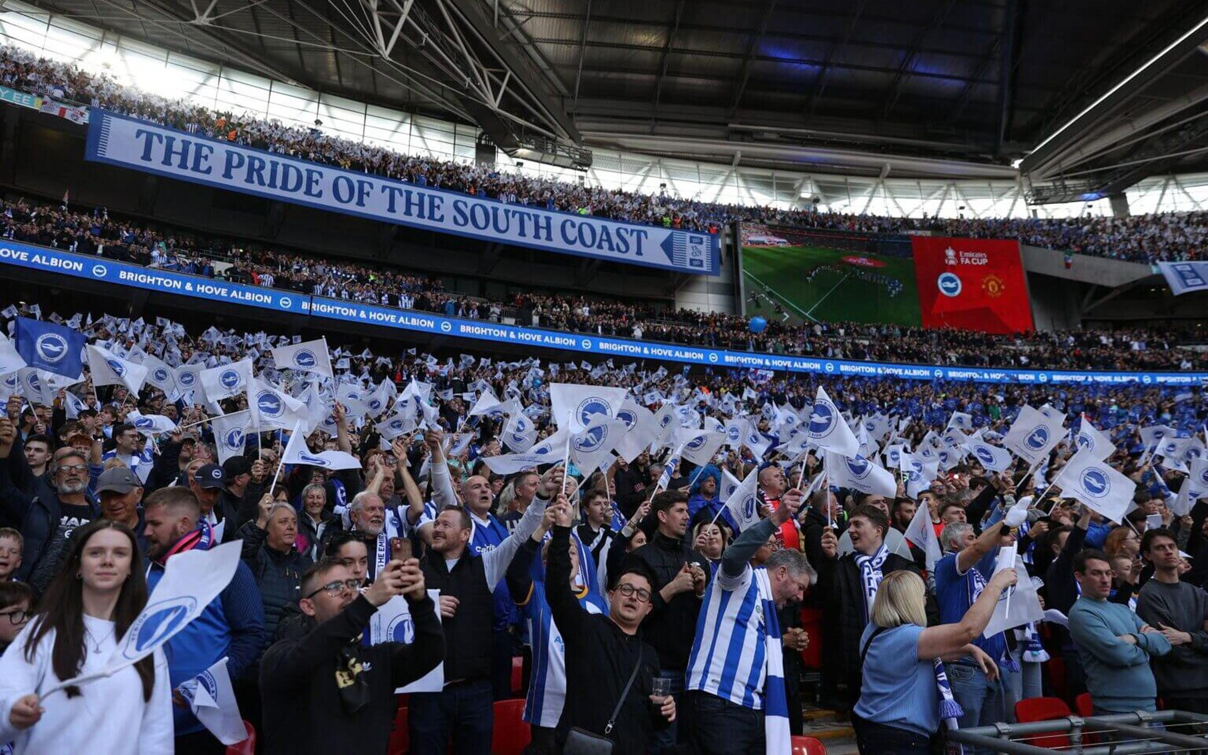 Torcedores do Brighton são esfaqueados antes de partida contra a Roma, pela Europa League