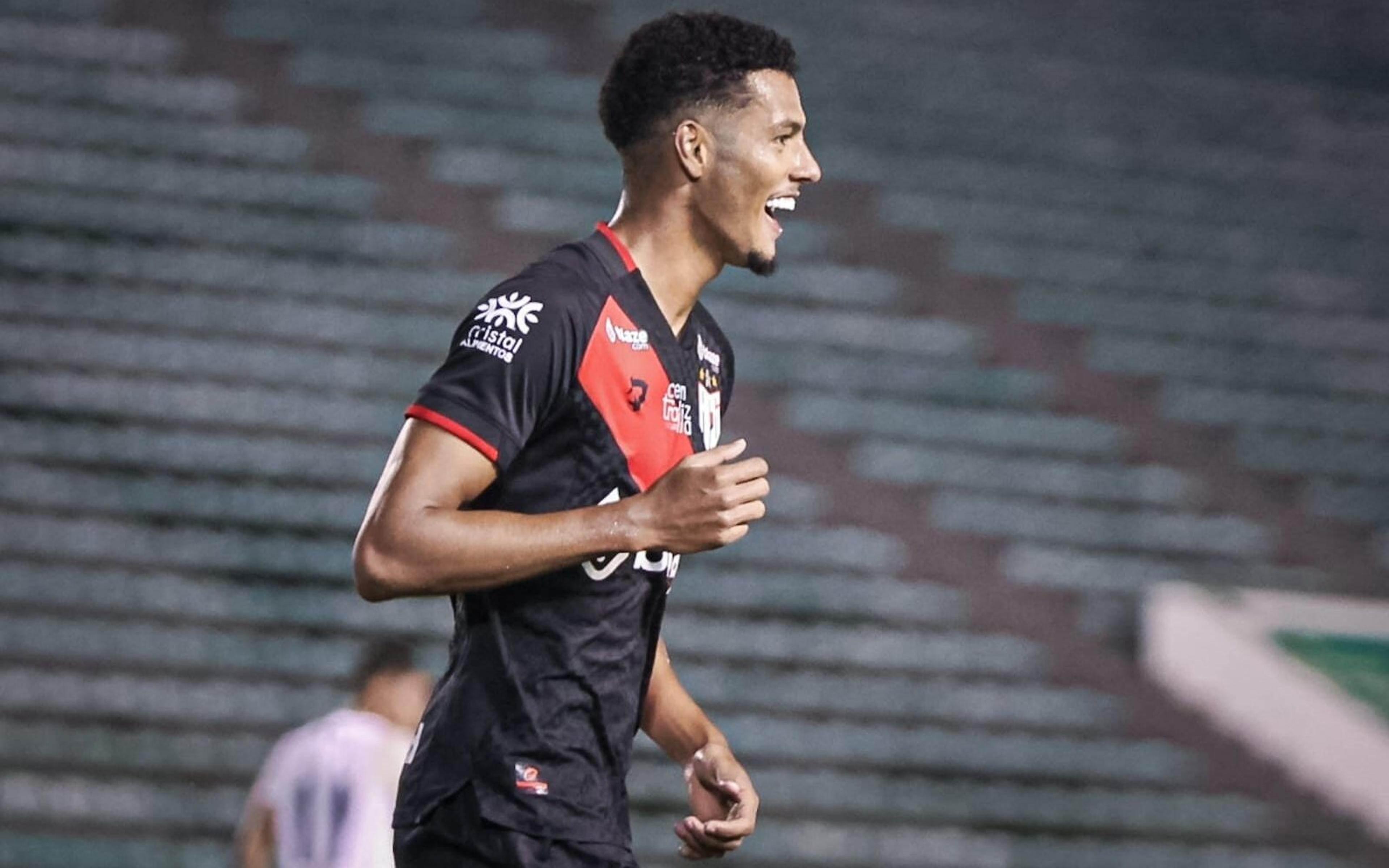 Zagueiro artilheiro, Alix Vinicius celebra momento no Atlético-GO e destaca inspiração na carreira: ‘Um espelho’