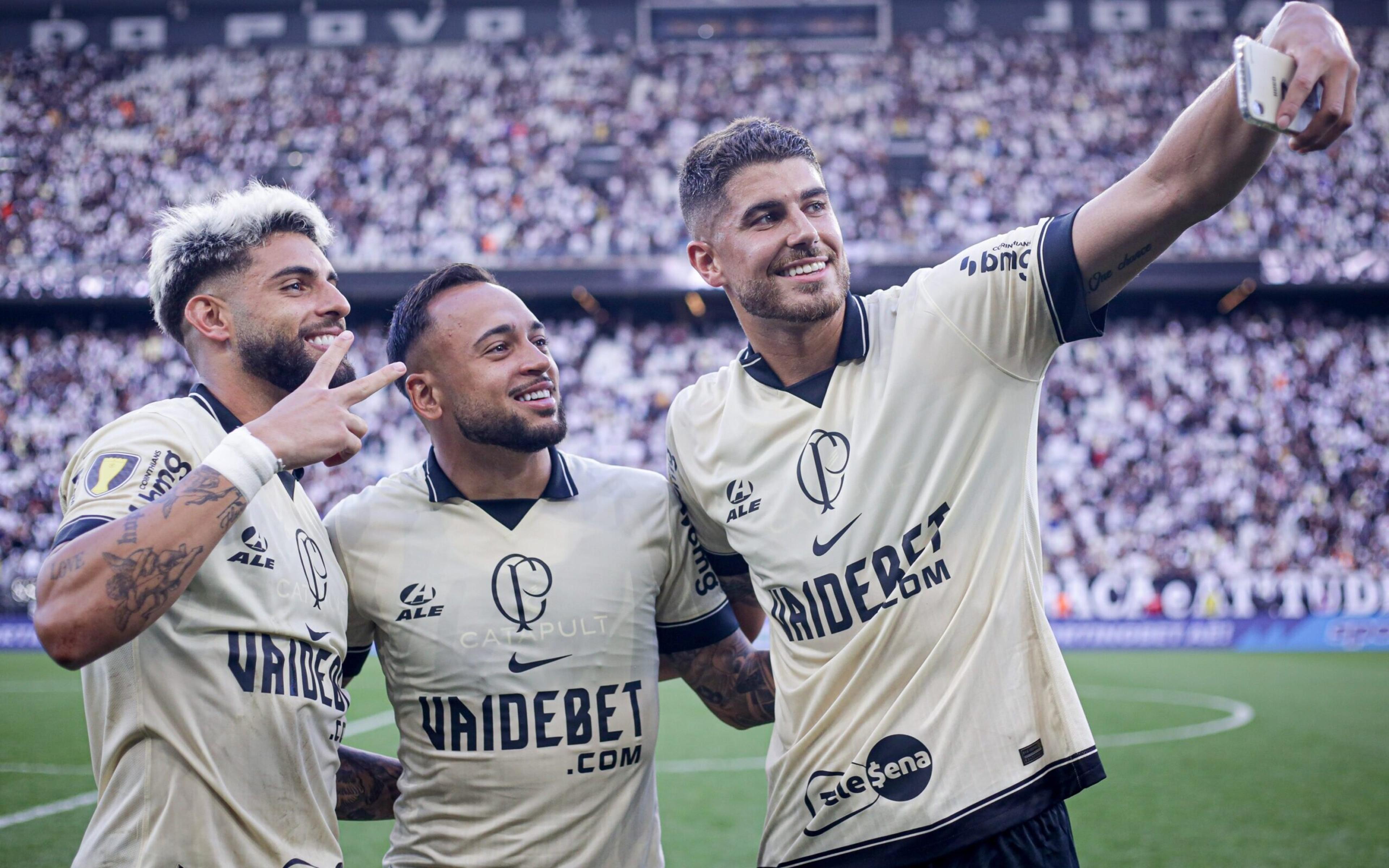 Torcida do Corinthians vai à loucura com Pedro Raul e Yuri Alberto: ‘Dia dos bonitos’