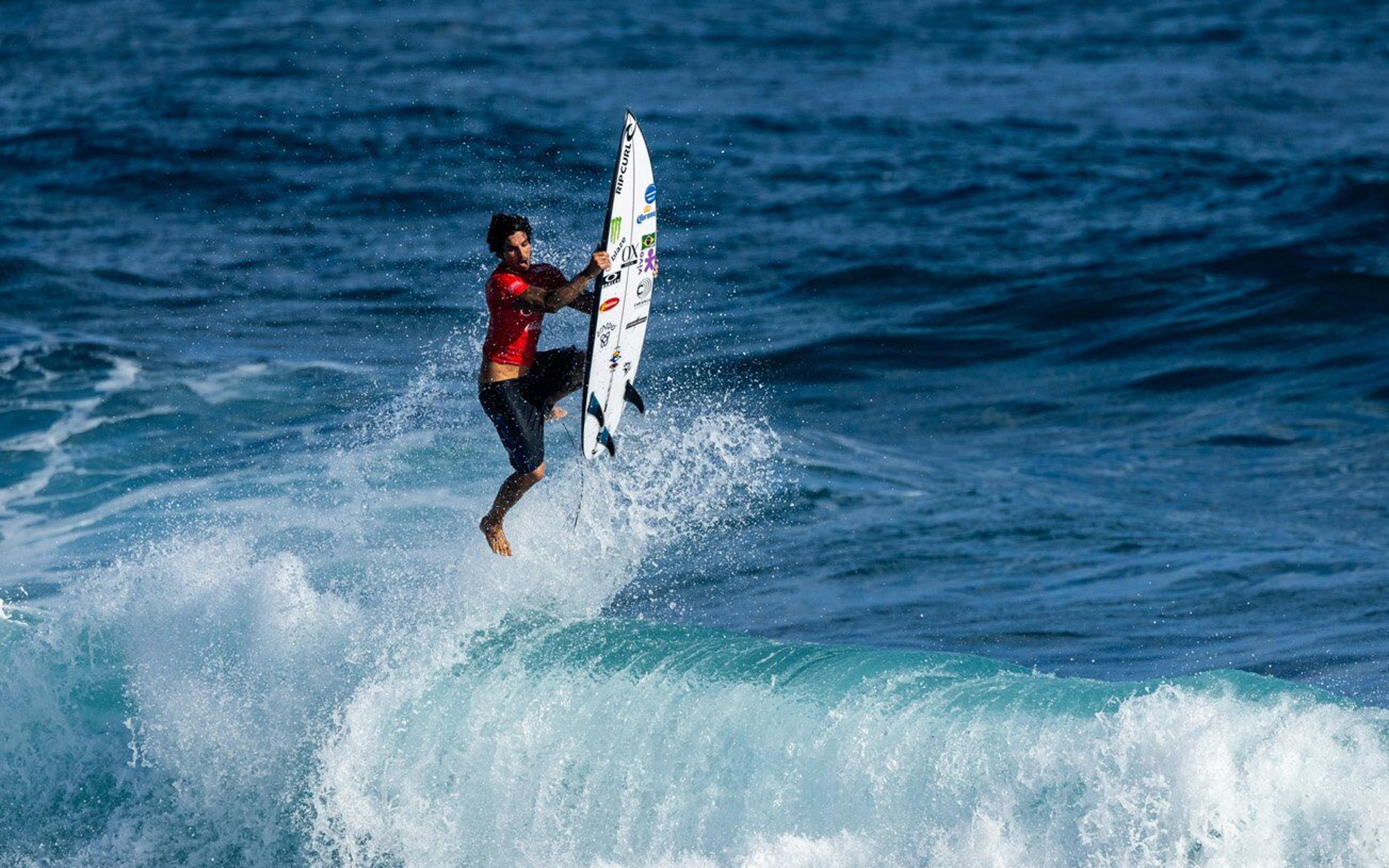 Surfe: Gabriel Medina é campeão invicto, e Luana Silva conquista vaga olímpica