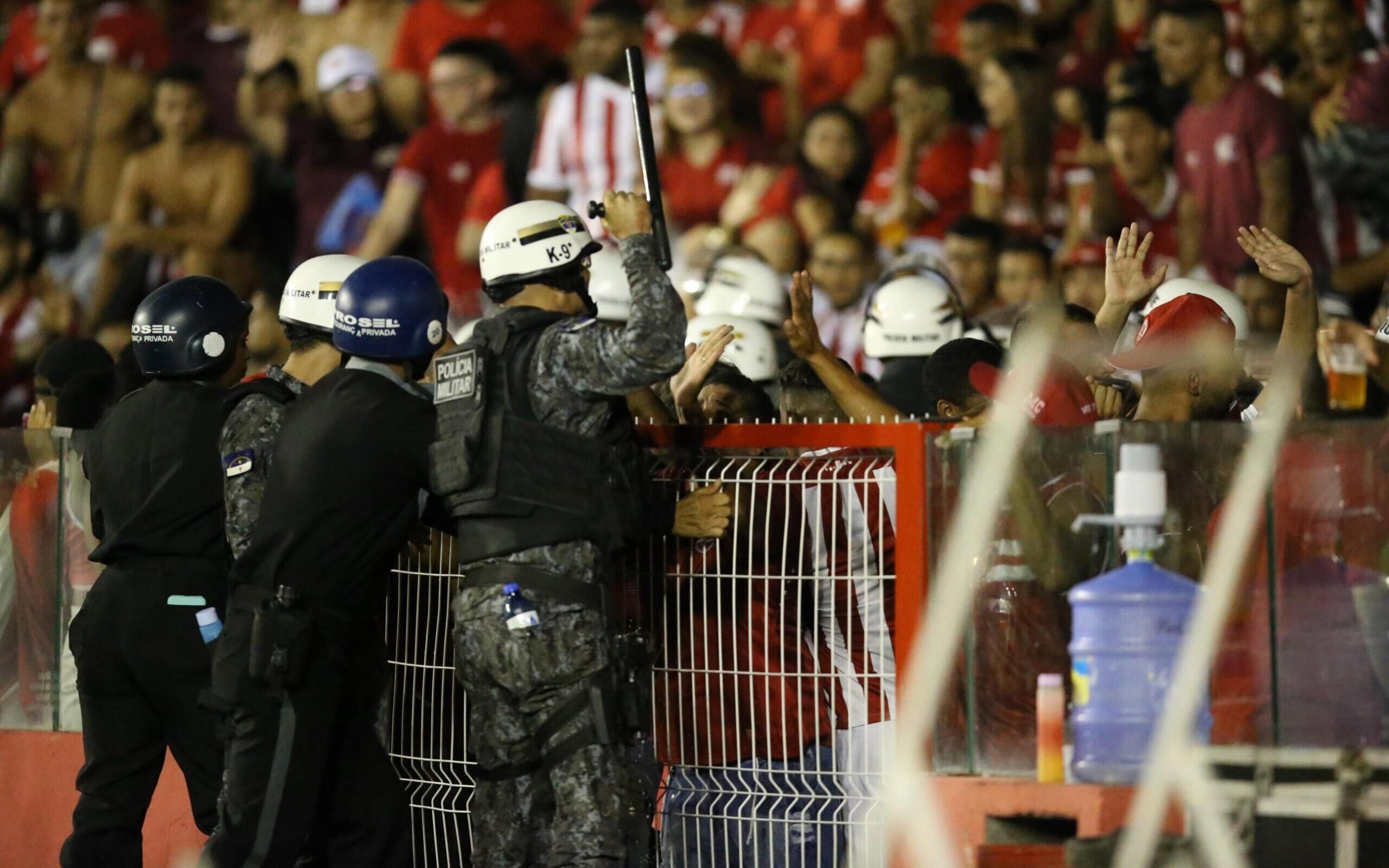 Torcedores do Náutico entram em confronto com policiais durante derrota contra o Sport