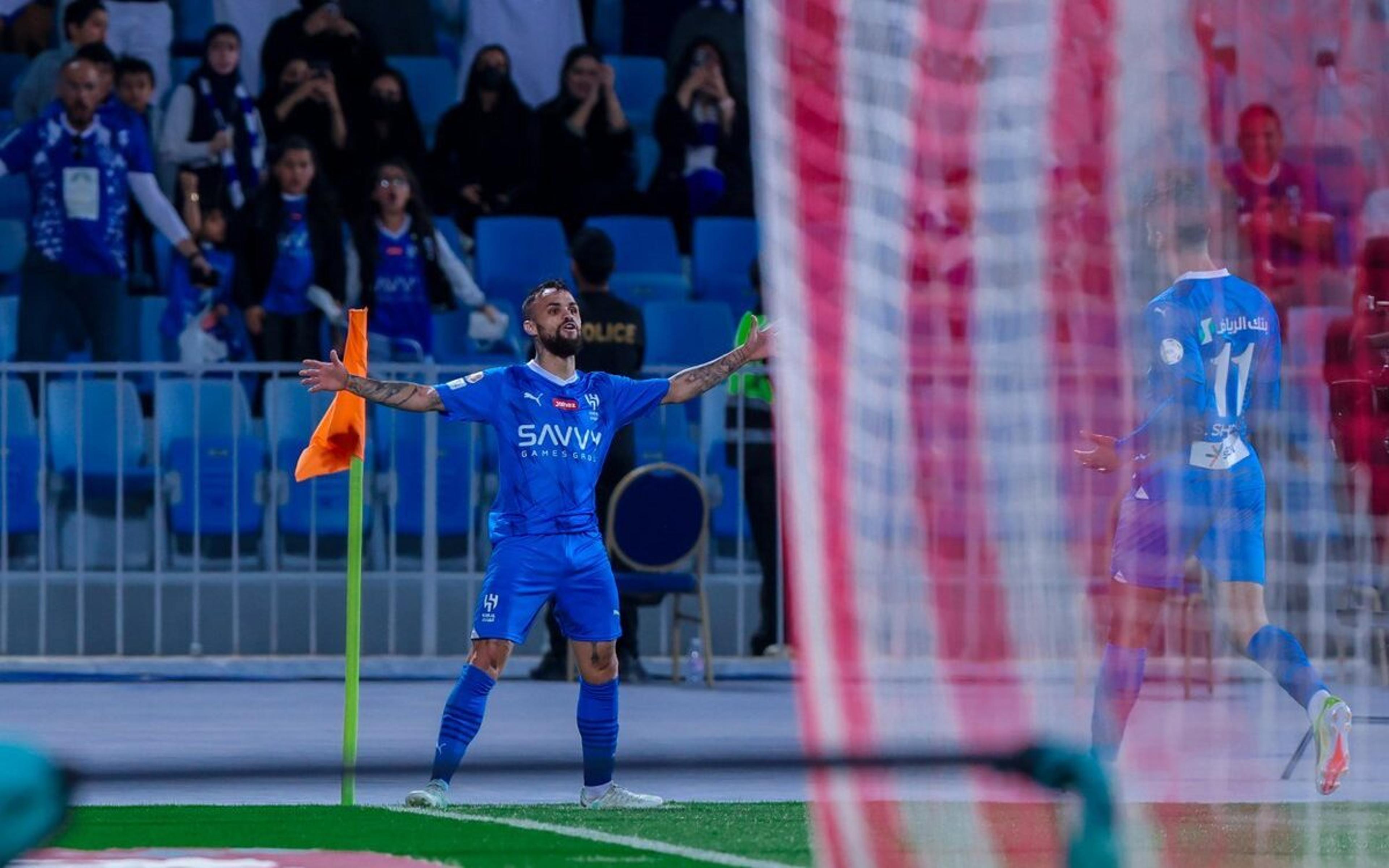 Sonho vivo! Com gol salvador de Michael, Al-Hilal vira sobre o Al-Riyadh e iguala recorde mundial de vitórias; veja os gols do jogo