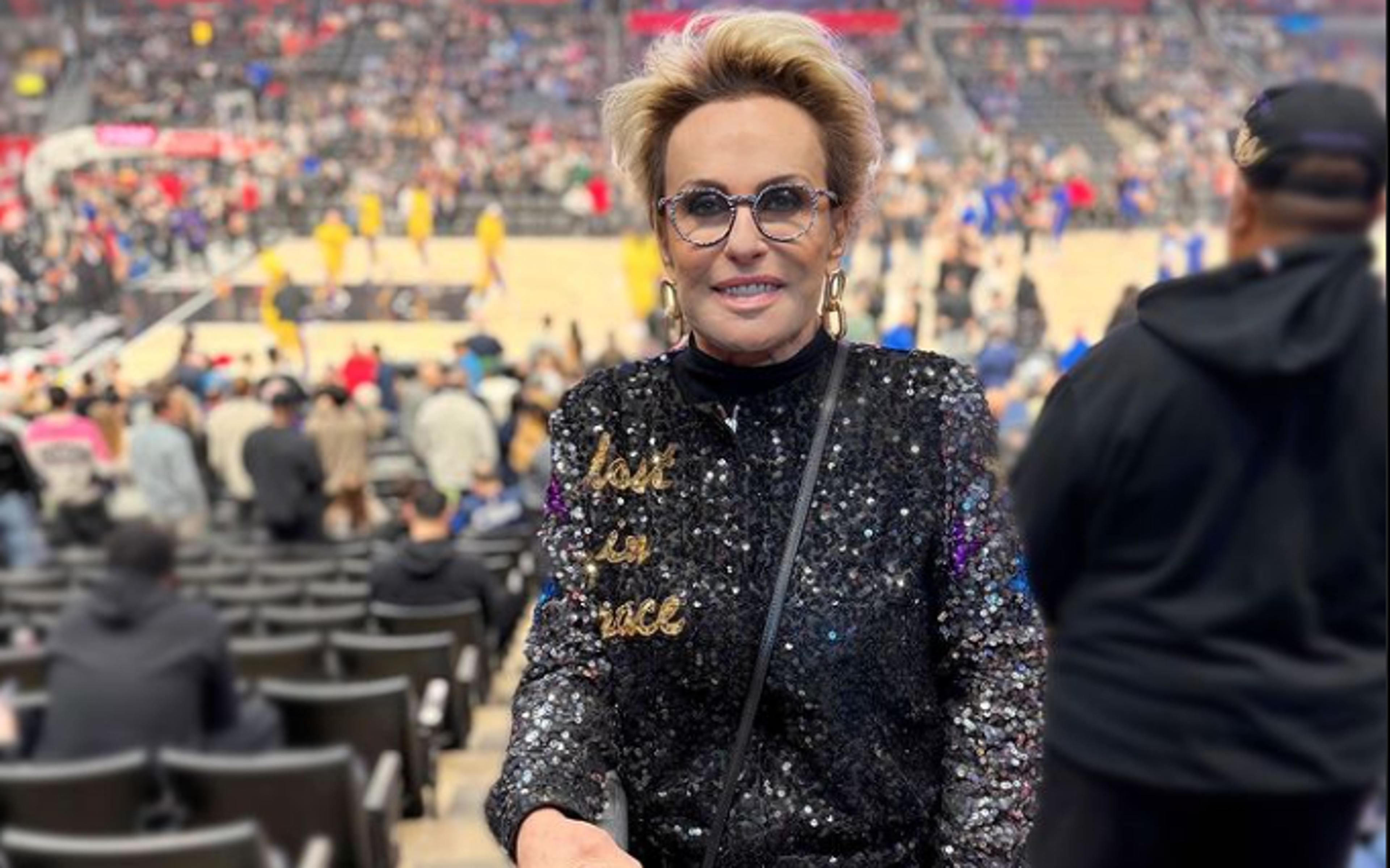 Ana Maria Braga assiste jogo da NBA e comemora virada do Los Angeles Lakers