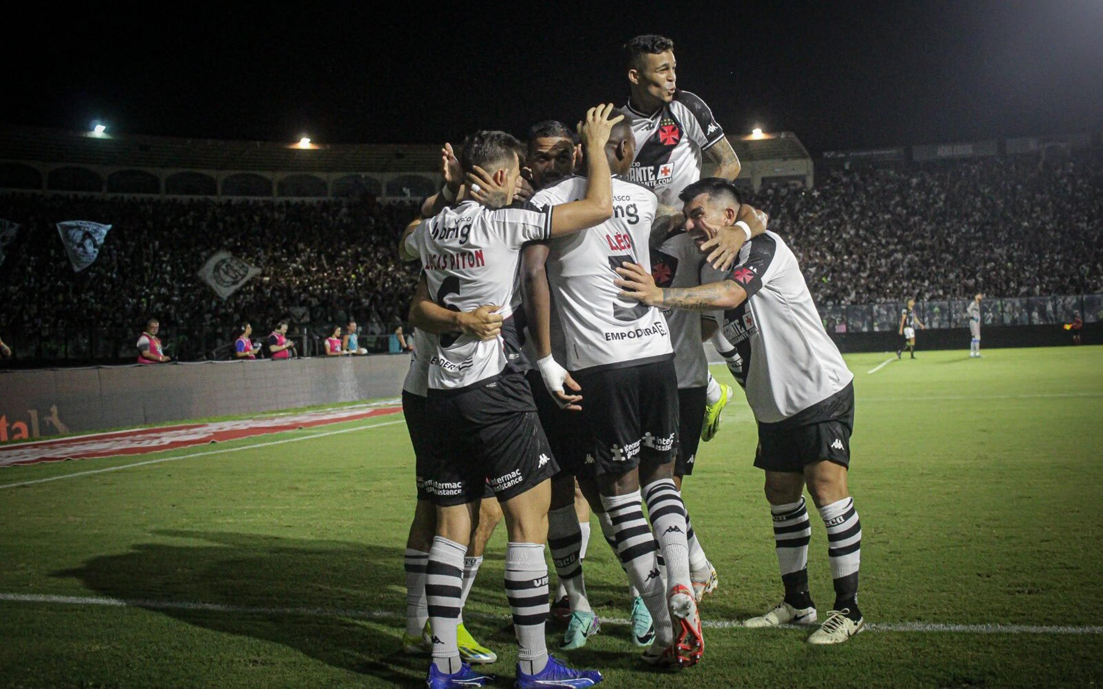 Com sofrimento no fim e vitória nos pênaltis, Vasco bate Água Santa e se classifica na Copa do Brasil