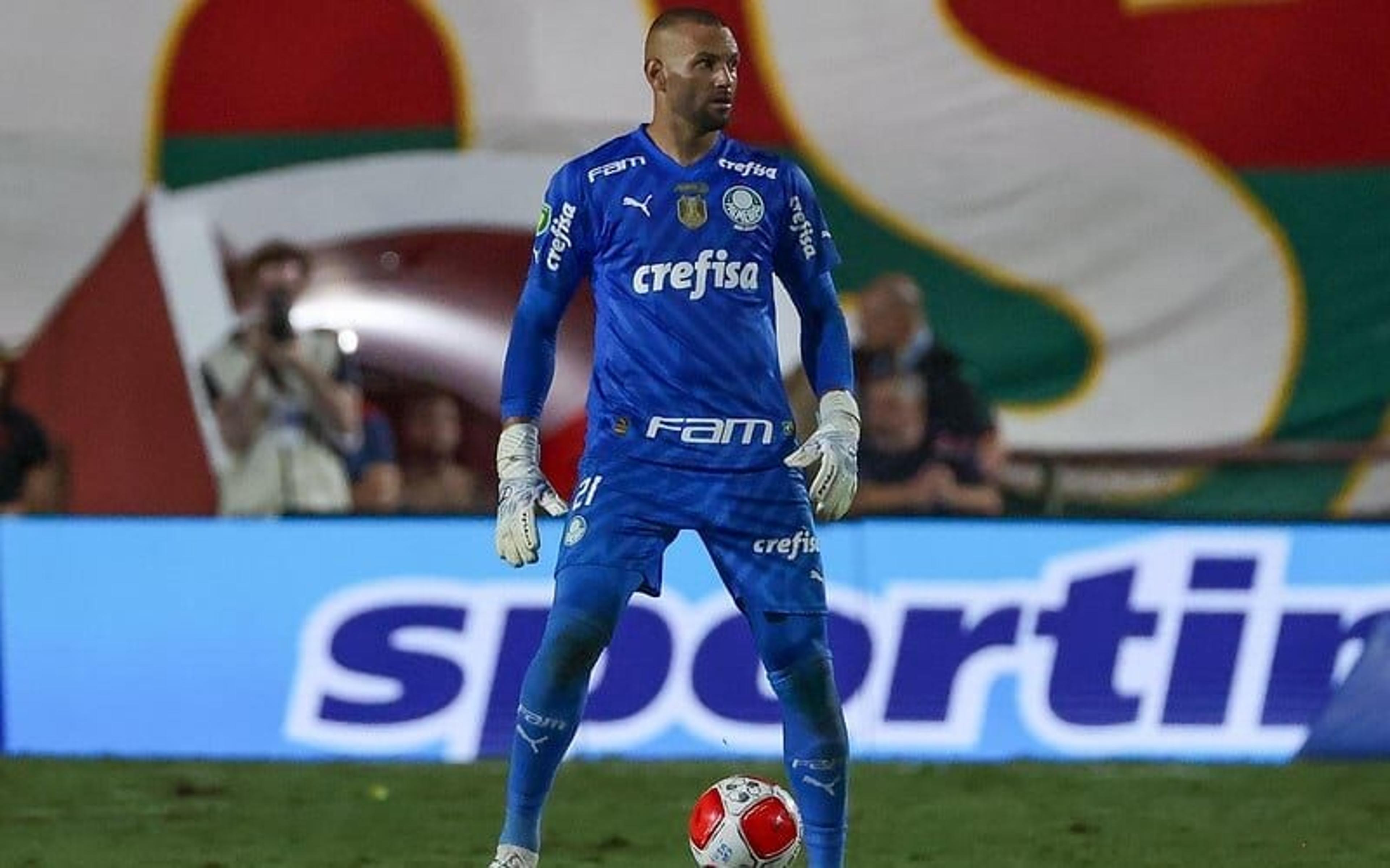 Torcedores do Palmeiras detonam Weverton em gol do São Paulo