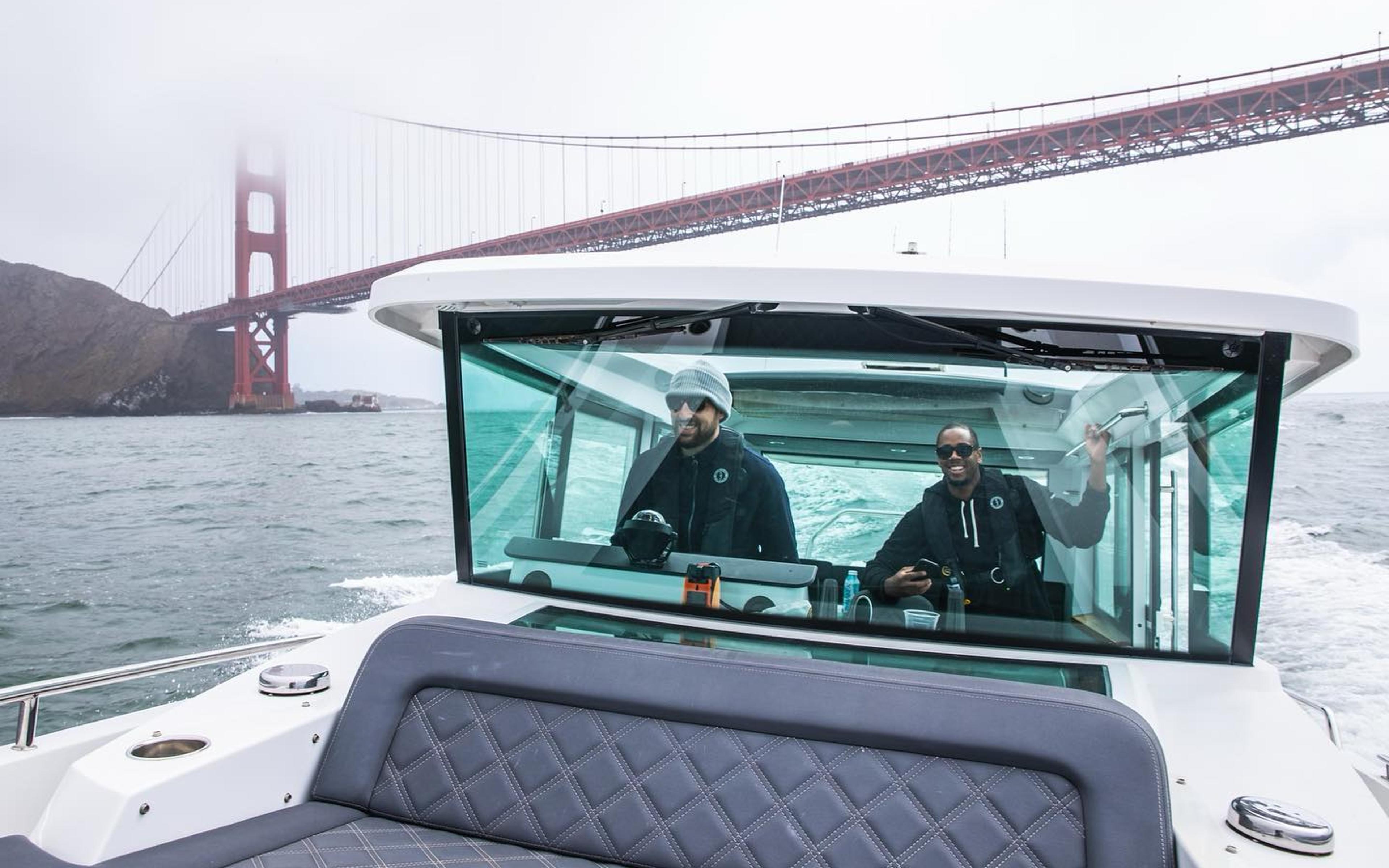 Jogador da NBA pilota barco para ir a partida dos Warriors