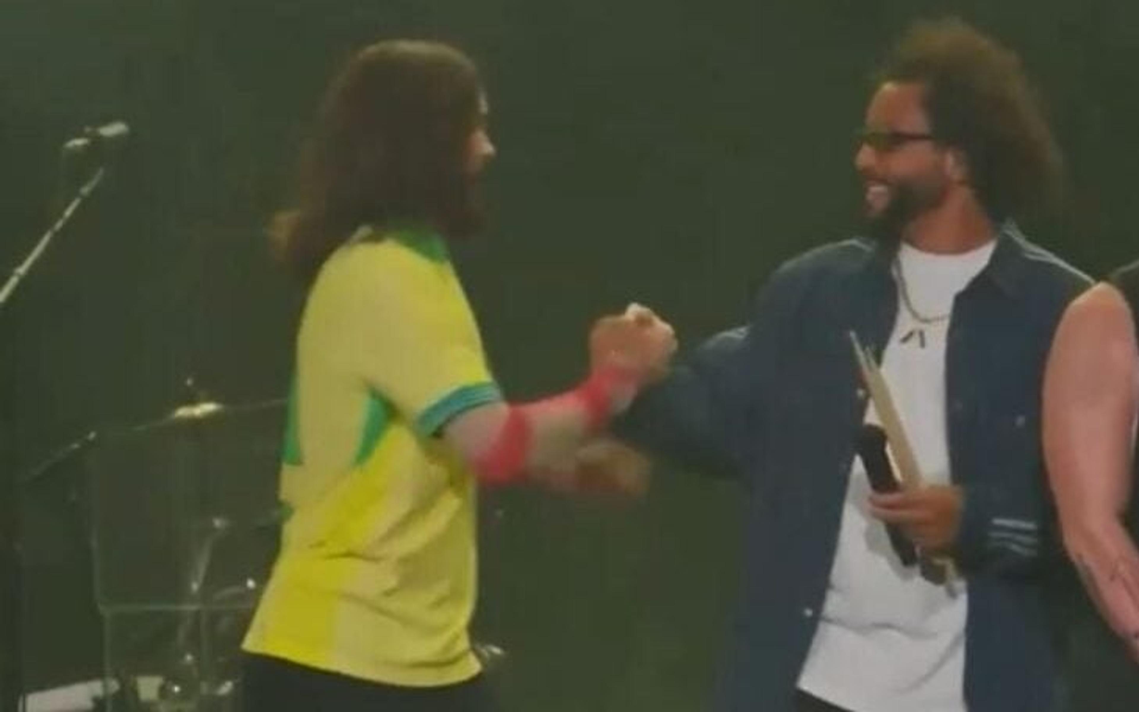 Vídeo: Marcelo, do Fluminense, sobe em palcodo Lollapalooza e ganha homenagem dos artistas