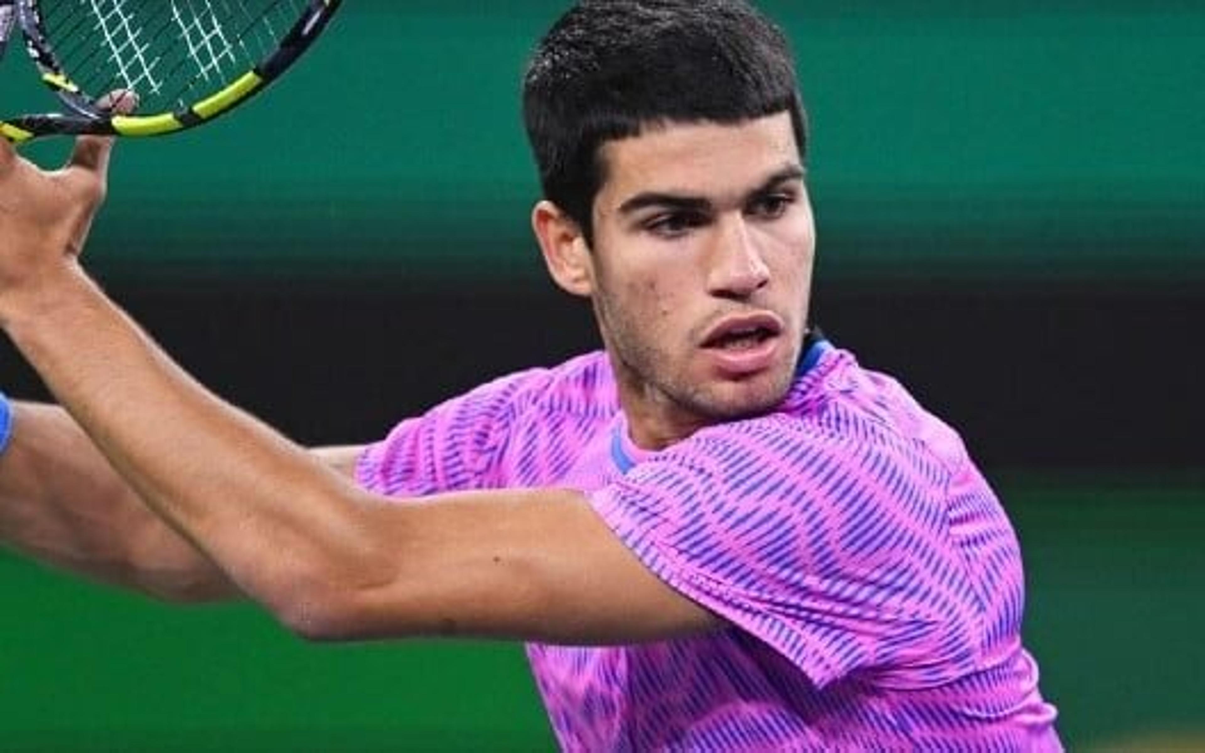 Em 1º jogo oficial após lesão no Rio Open, Alcaraz sofre, mas vira em Indian Wells