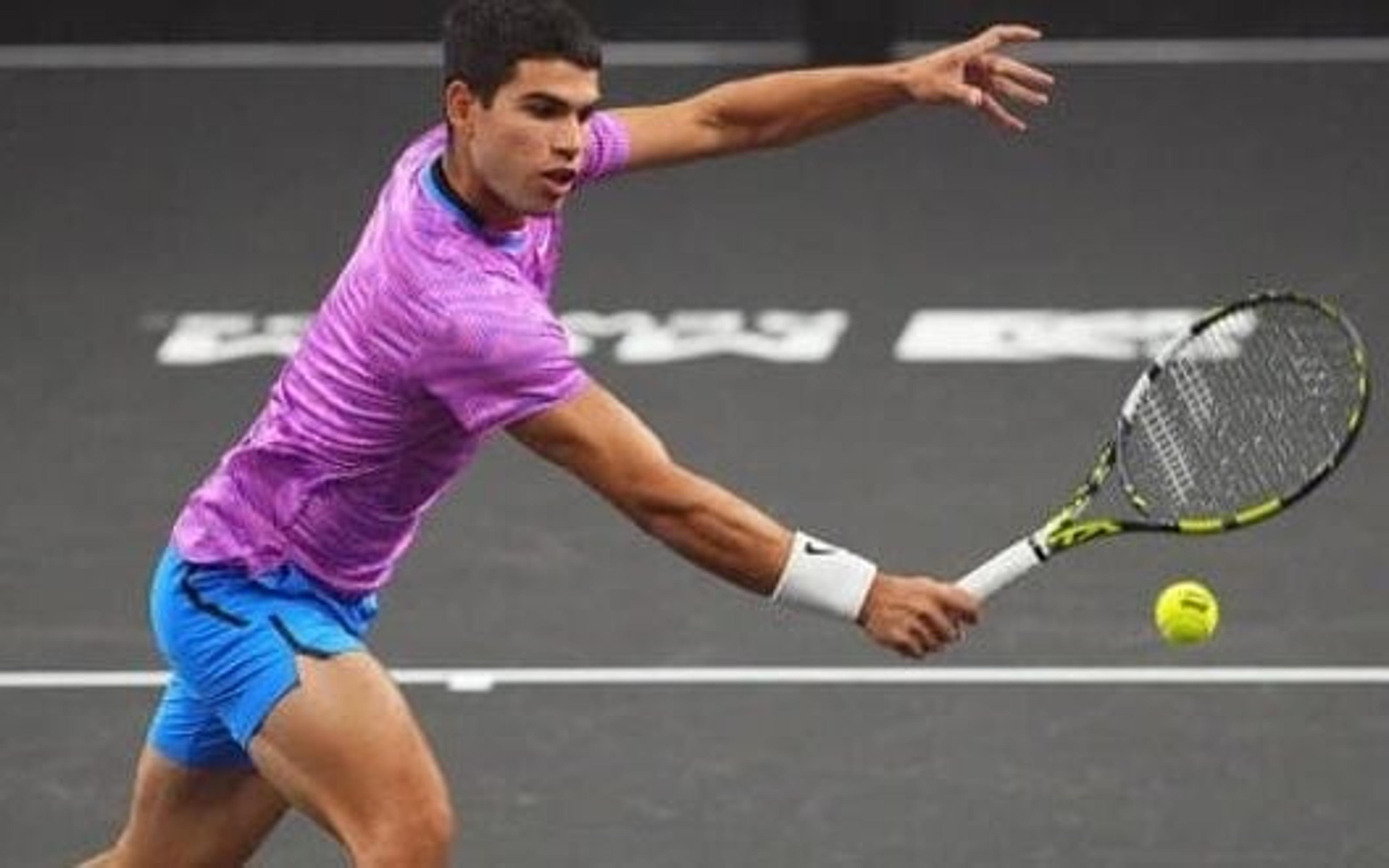 Carlos Alcaraz vira duelo equilibrado contra Rafael Nadal no Netflix Slam, em Las Vegas