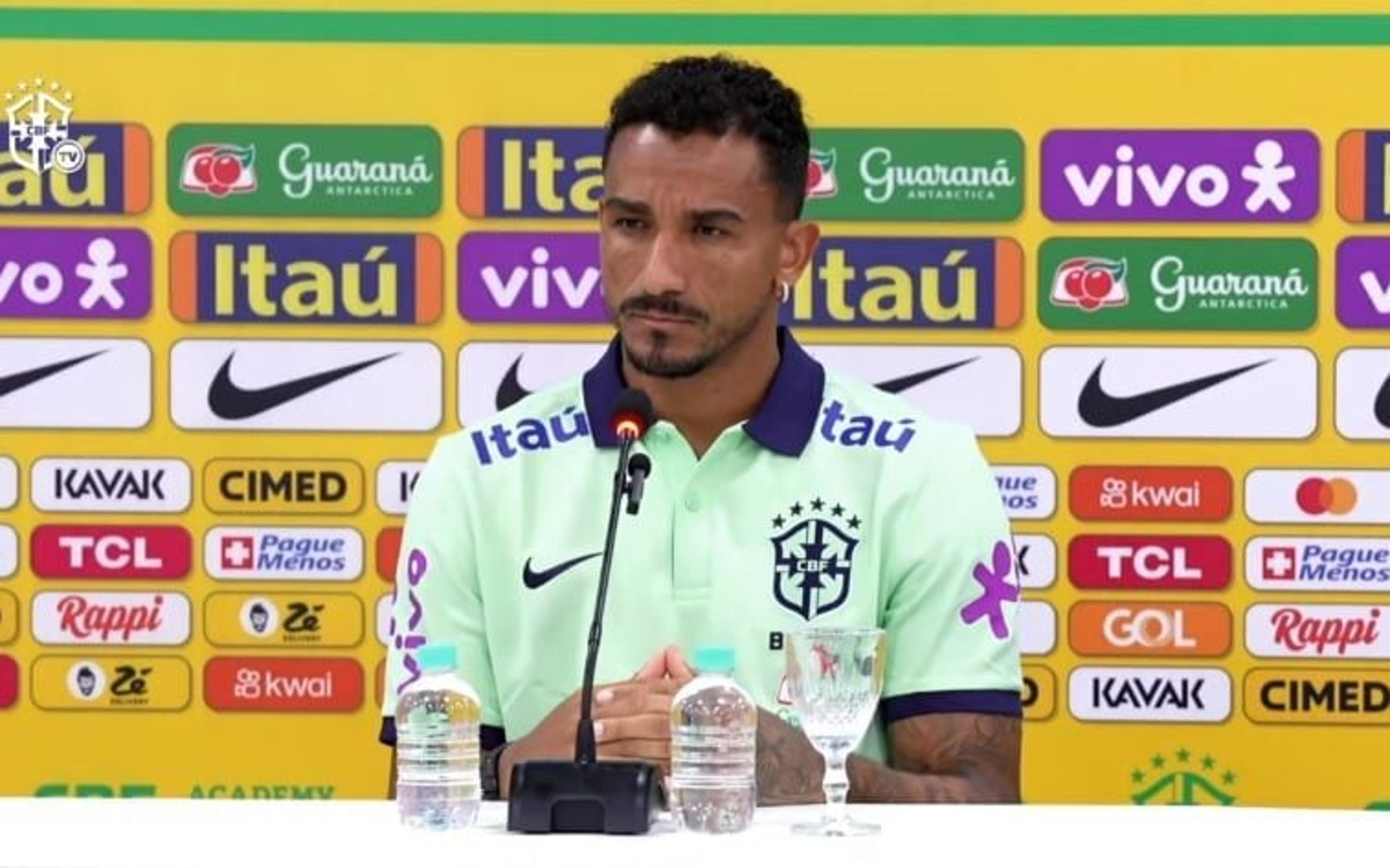 Em coletiva da Seleção, Danilo se posiciona sobre Robinho e Daniel Alves