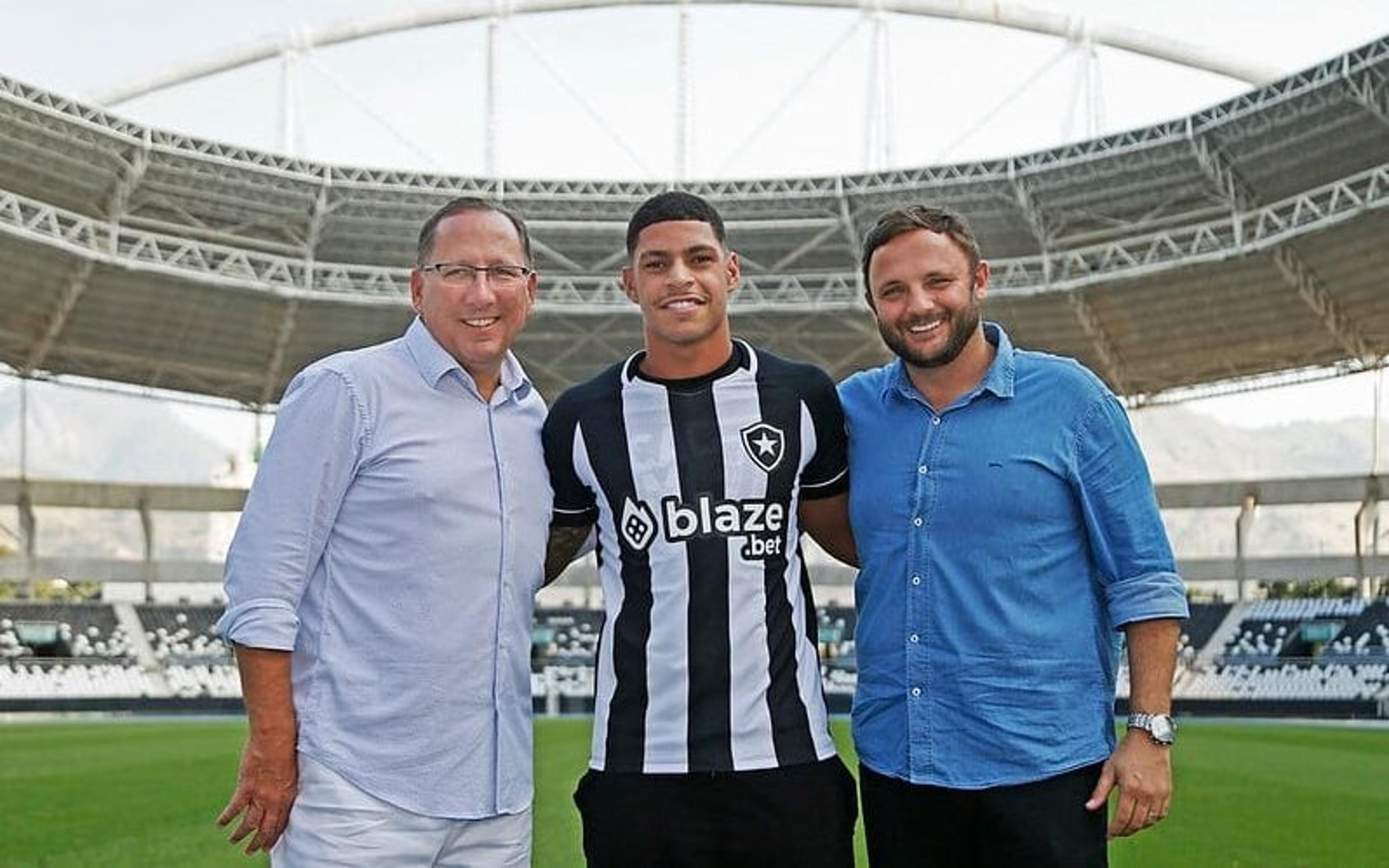 Diretor se aproxima de trocar o Botafogo por outro clube da Série A