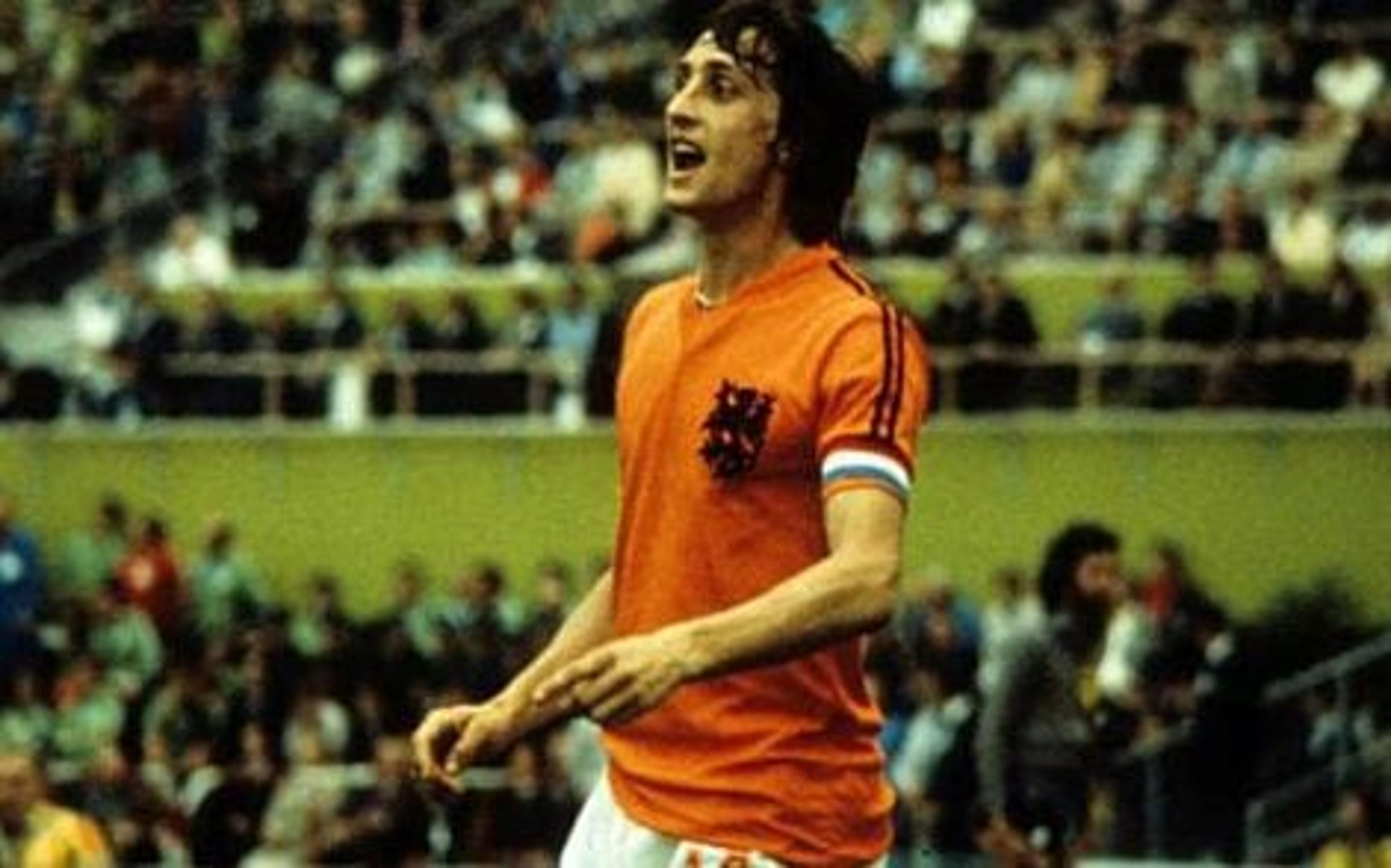 Entenda por que Cruyff não usou camisa com três listras da Adidas