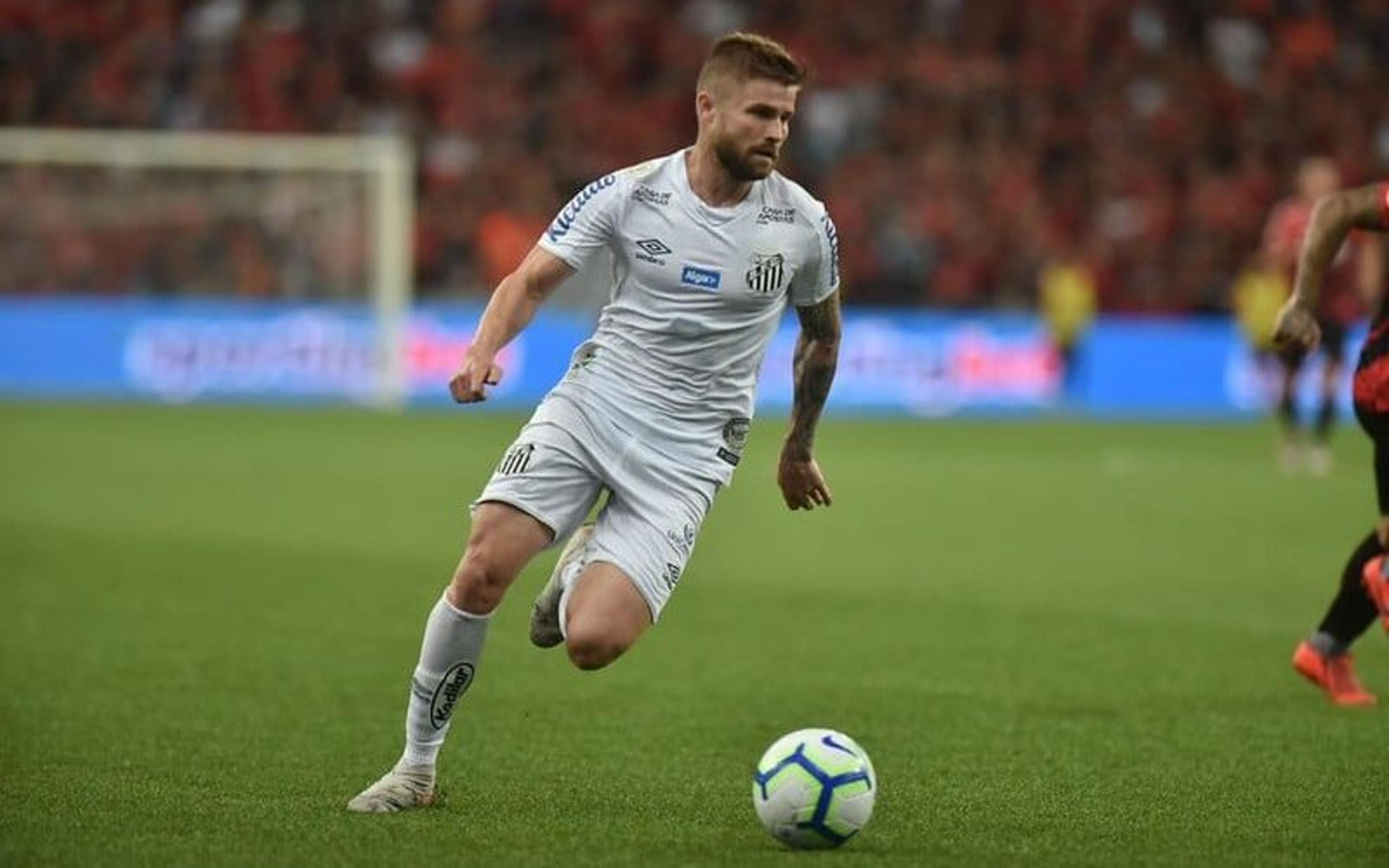 Contra o Bragantino, torcida vaia jogador que teve briga na Justiça com o Santos