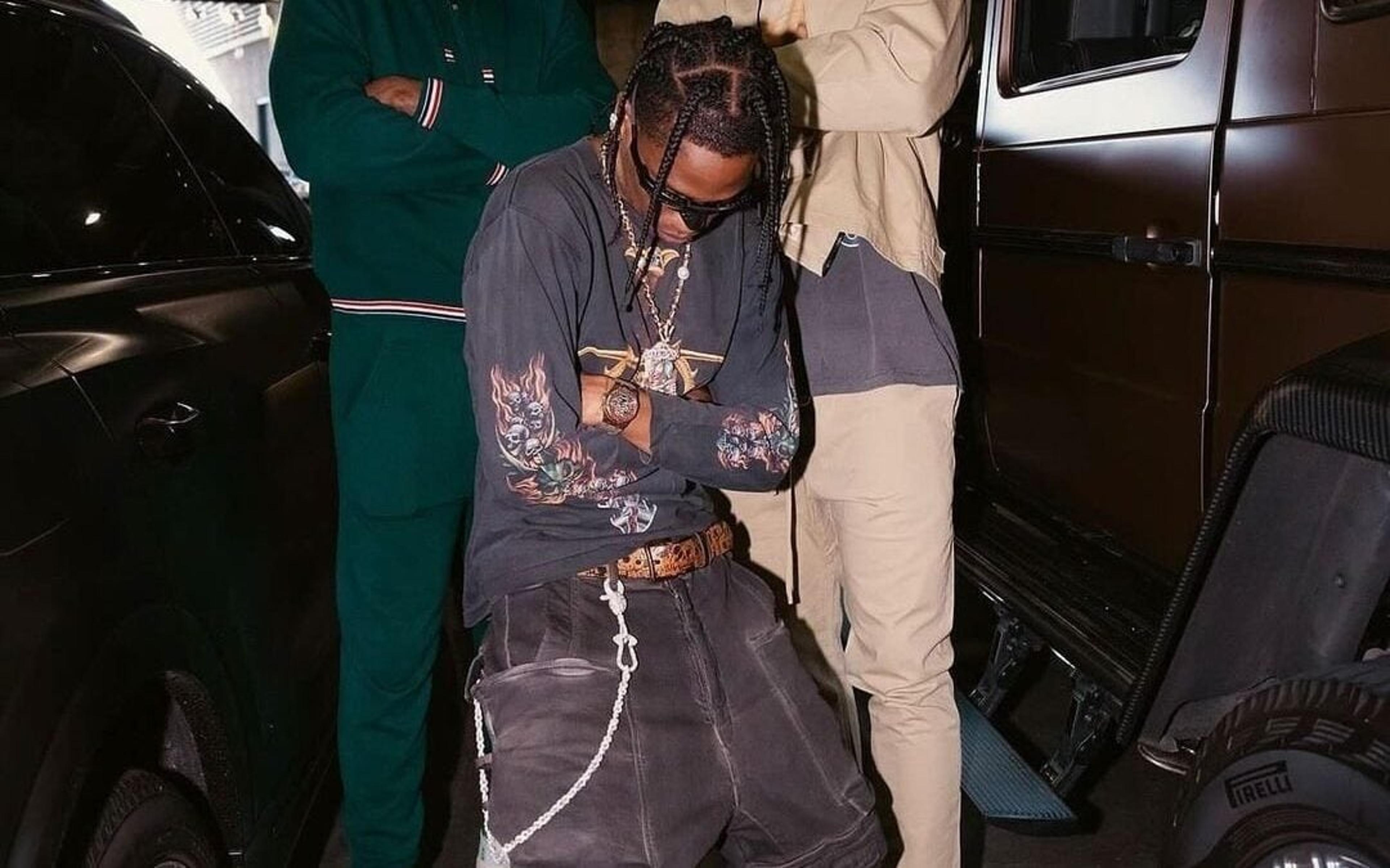 Travis Scott aparece em jogo da NBA com óculos feito em colaboração com o Podpah