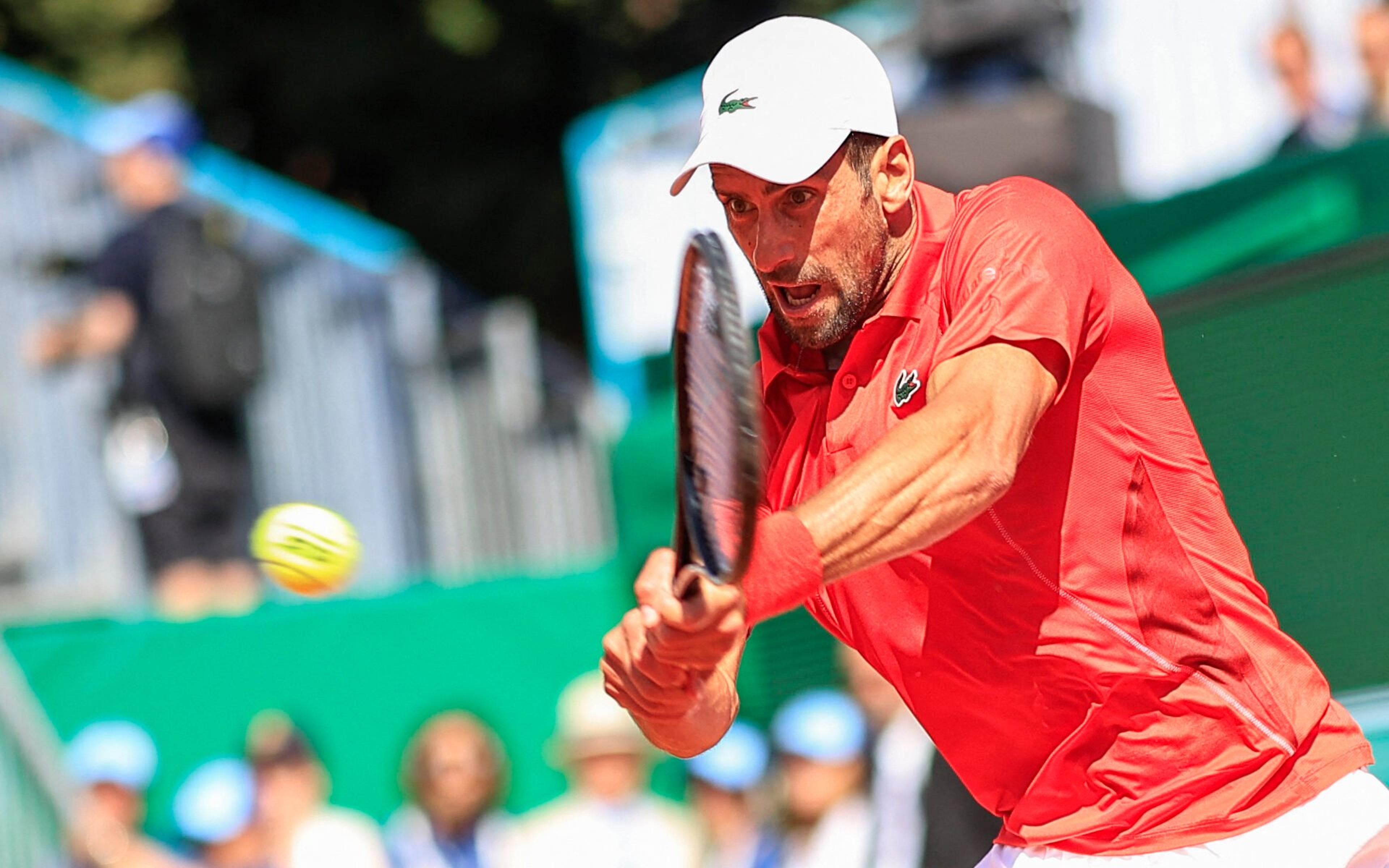 Djokovic passa mal, mas luta e vai à semifinal em Monte Carlo