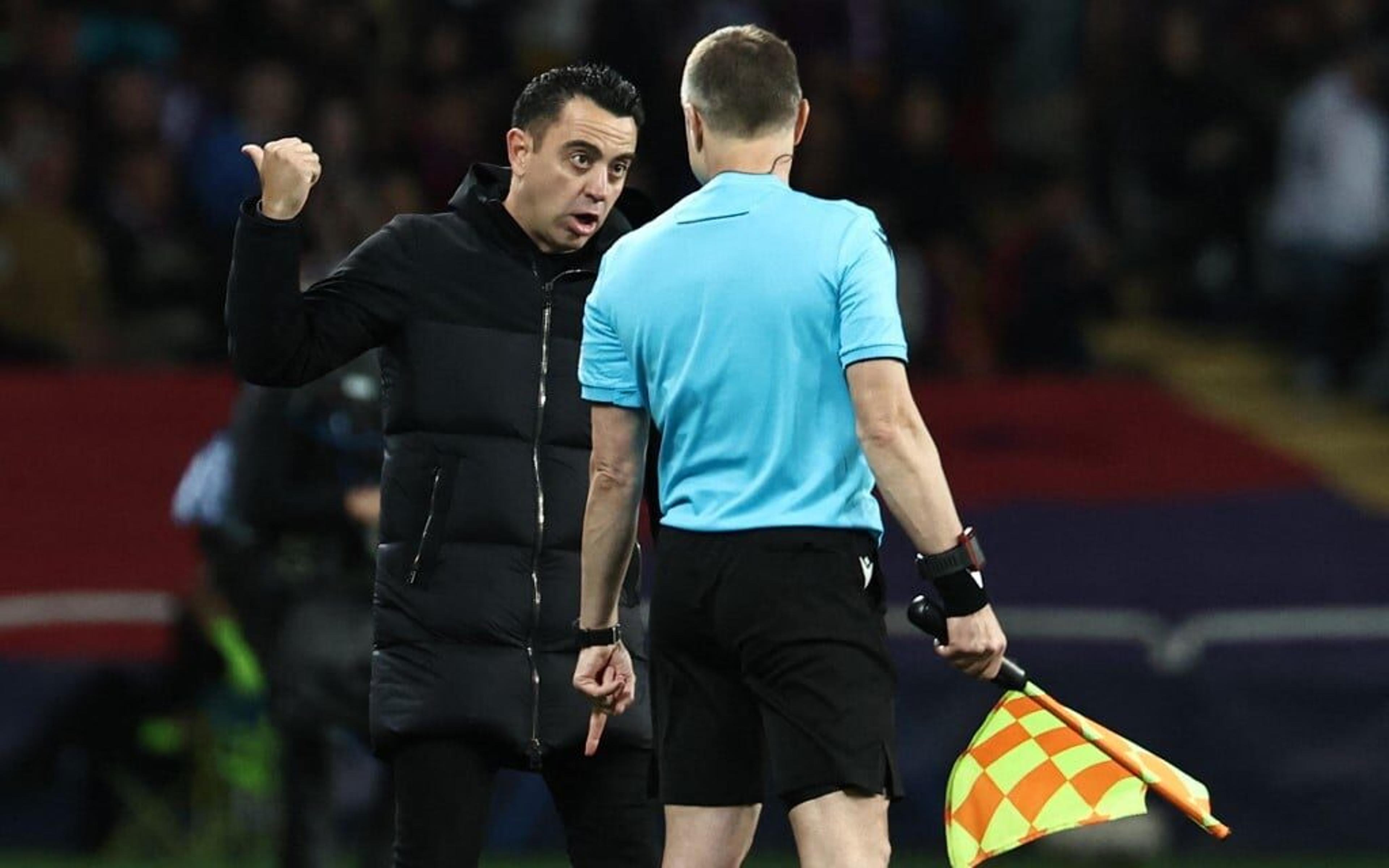 Xavi se revolta com eliminação do Barcelona na Champions League: ‘O árbitro destruiu tudo’