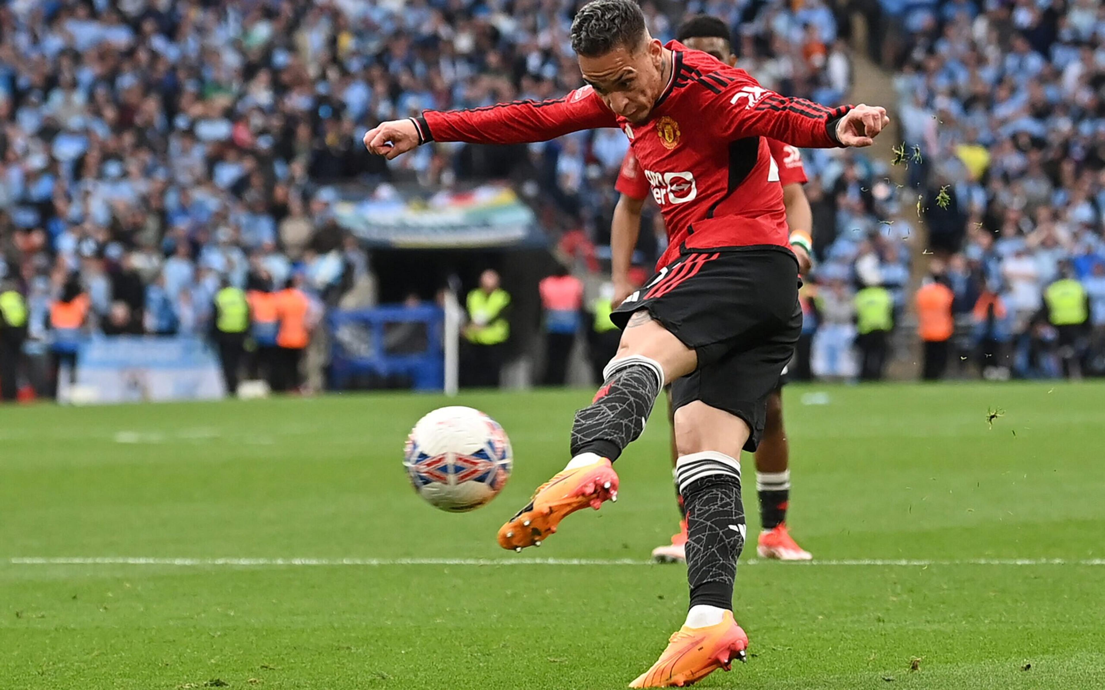 Antony é chamado de ‘jogador de segunda divisão’ após provocação em triunfo do Manchester United na FA Cup