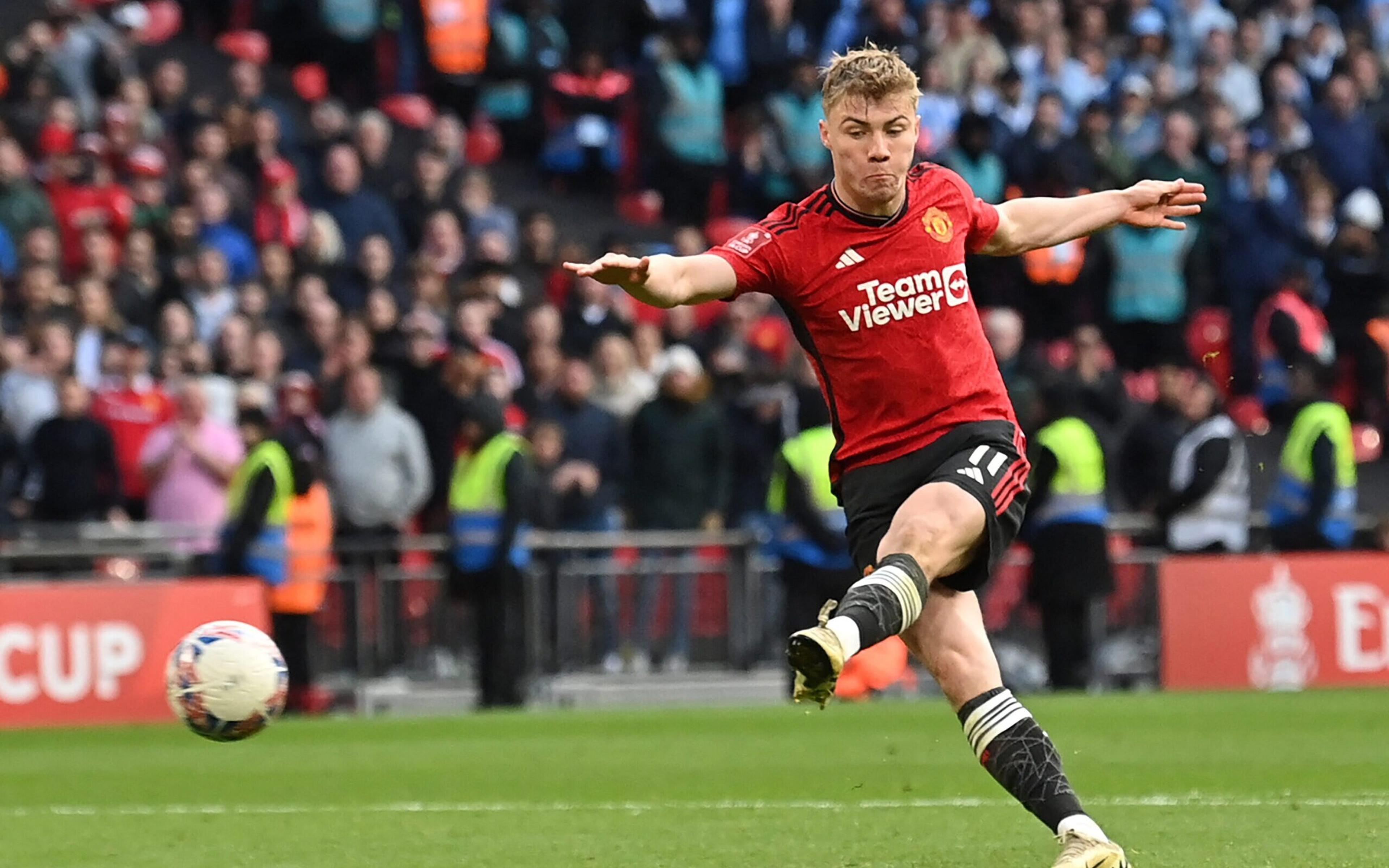 Manchester United escapa de vexame contra time da segunda divisão e vai para a final da Copa da Inglaterra; veja os gols do jogo