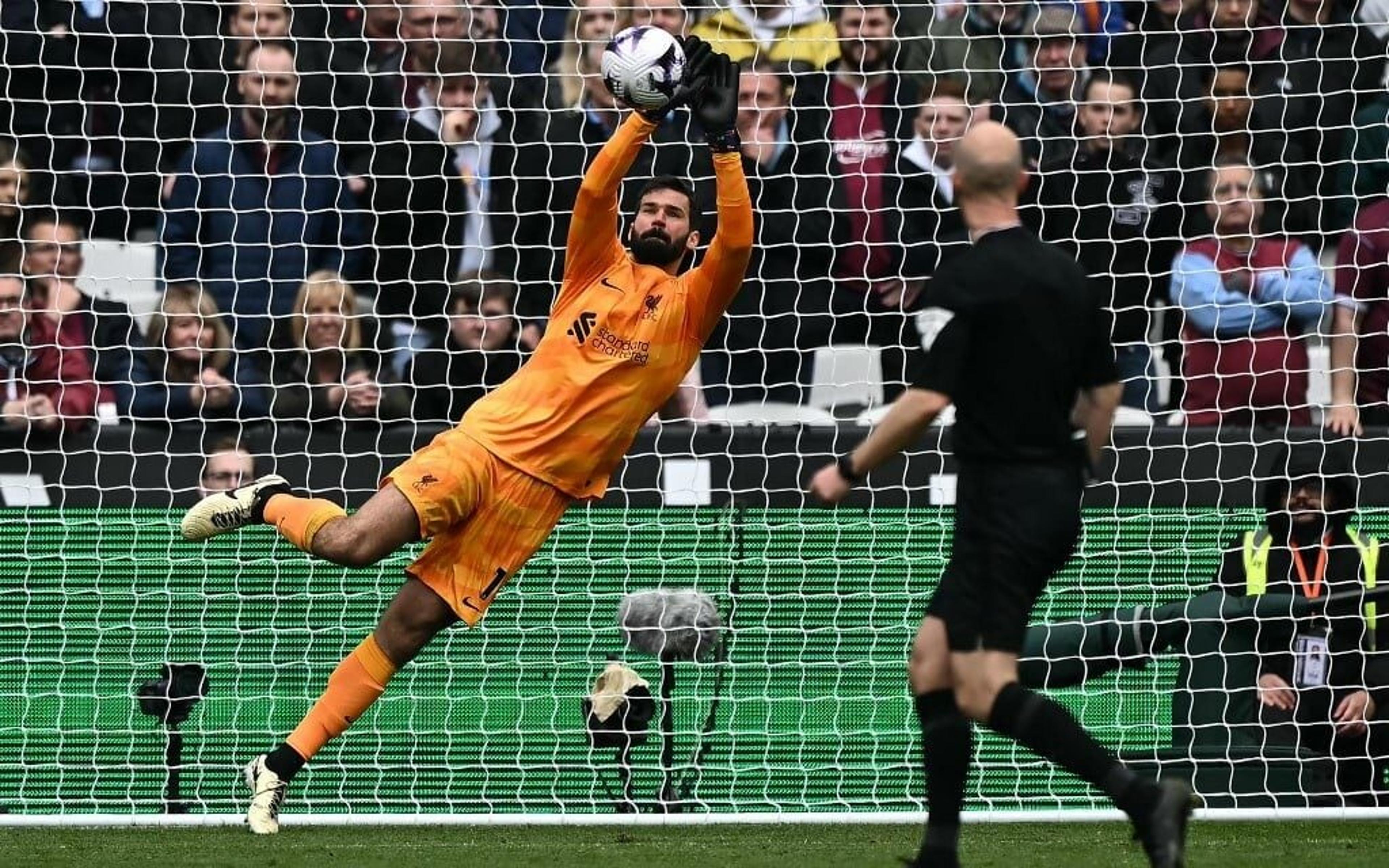 Entre milagres e falha em gol, Alisson gera reações mistas de torcedores do Liverpool