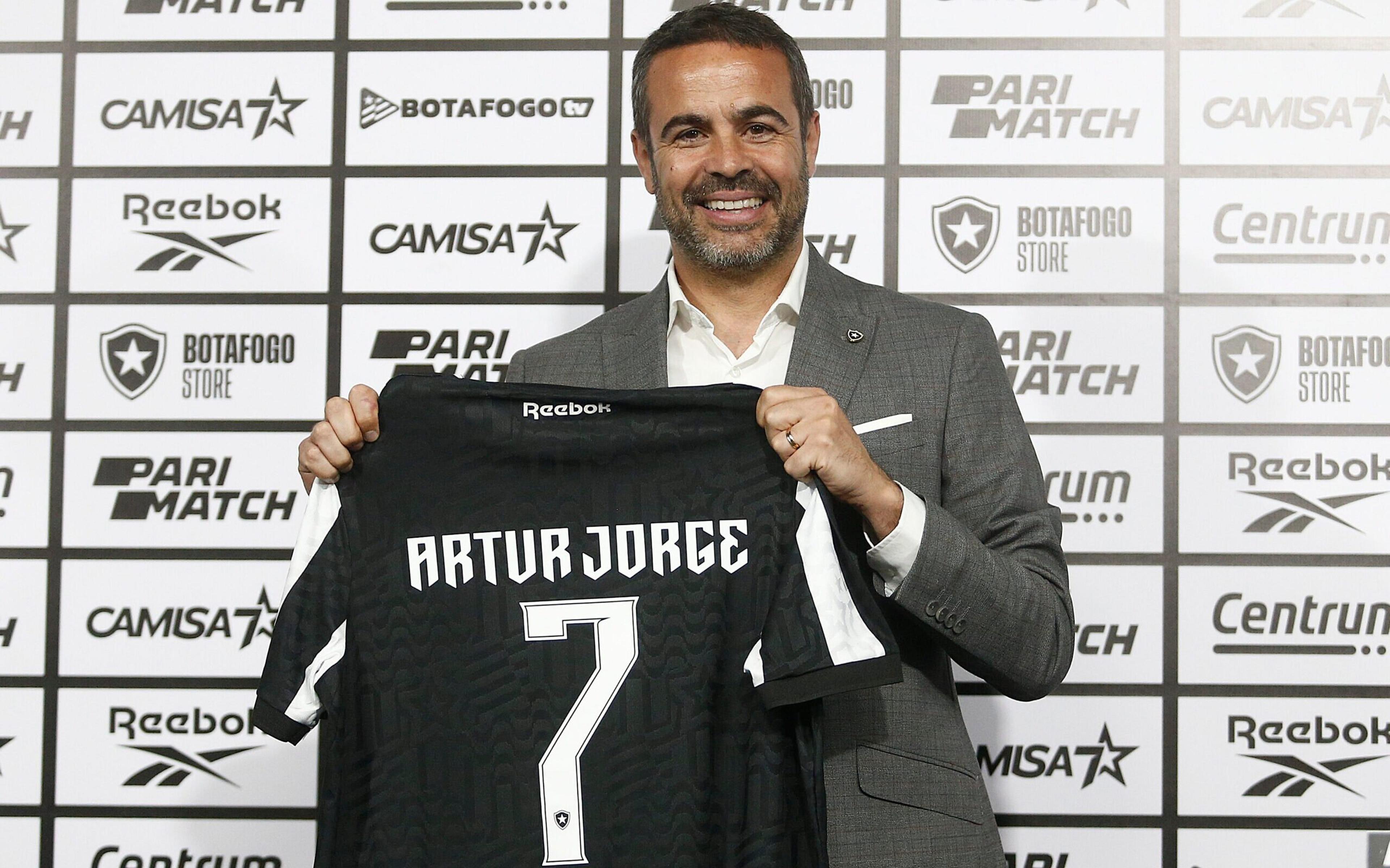 Apresentado pelo Botafogo, Artur Jorge exalta a história do clube: ‘Conheço a dimensão’