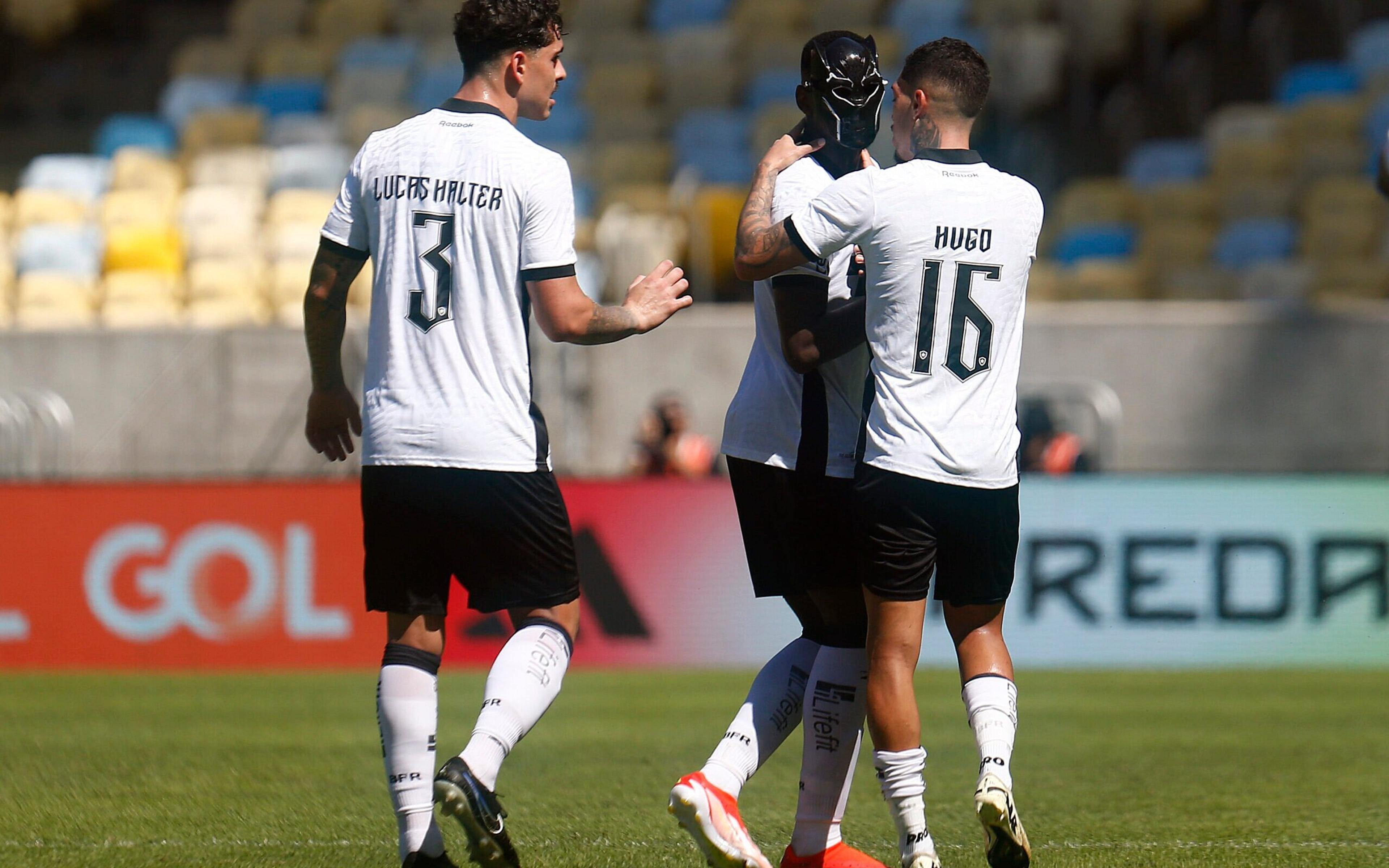 Jornalista diz que Luiz Henrique, do Botafogo, deveria ter recebido amarelo por comemorar gol com máscara