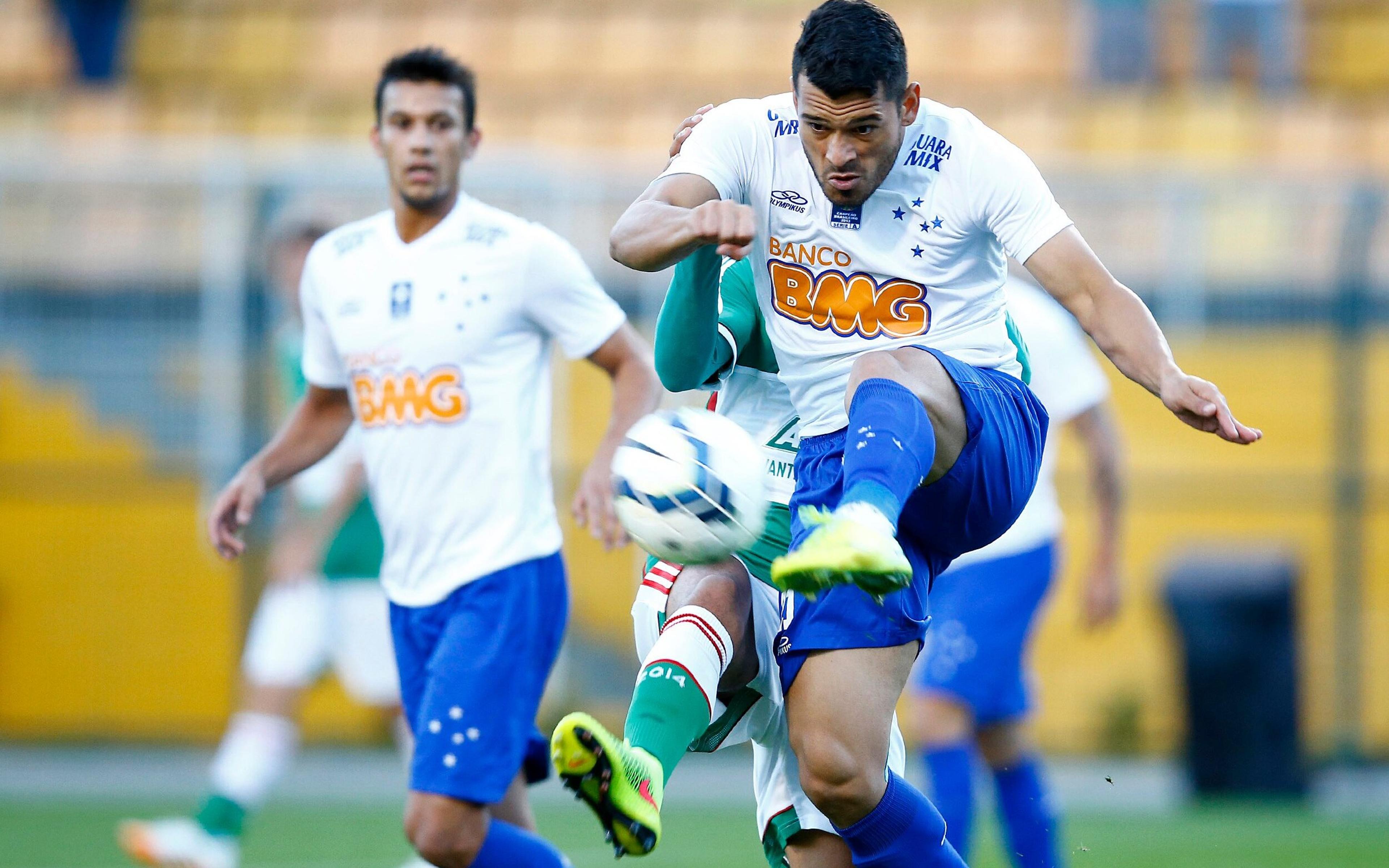 Ex-Cruzeiro é afastado de time uruguaio por flertar com namorada de companheiro de equipe