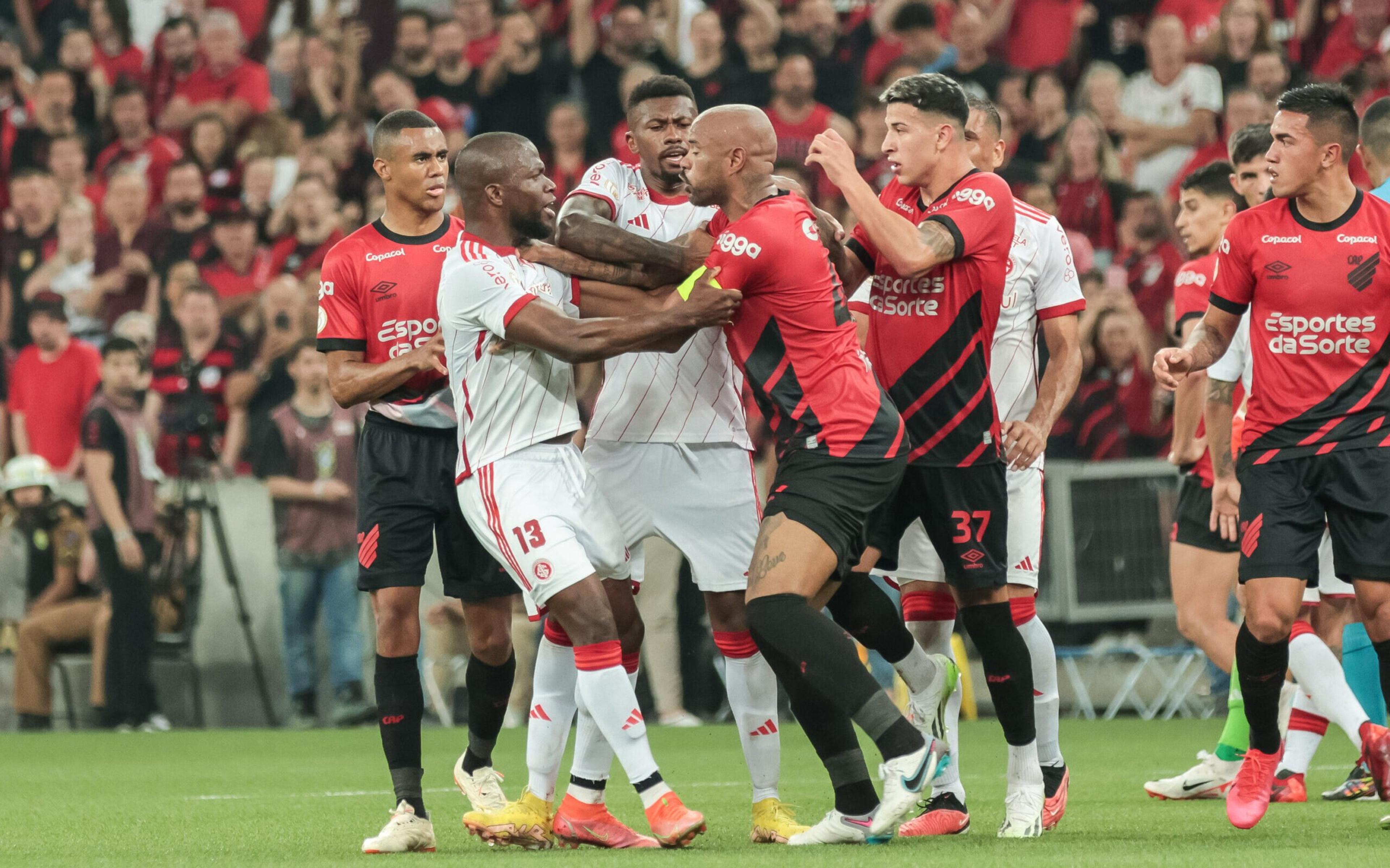 Athletico-PR x Internacional: onde assistir, escalações e horário do jogo do Brasileirão