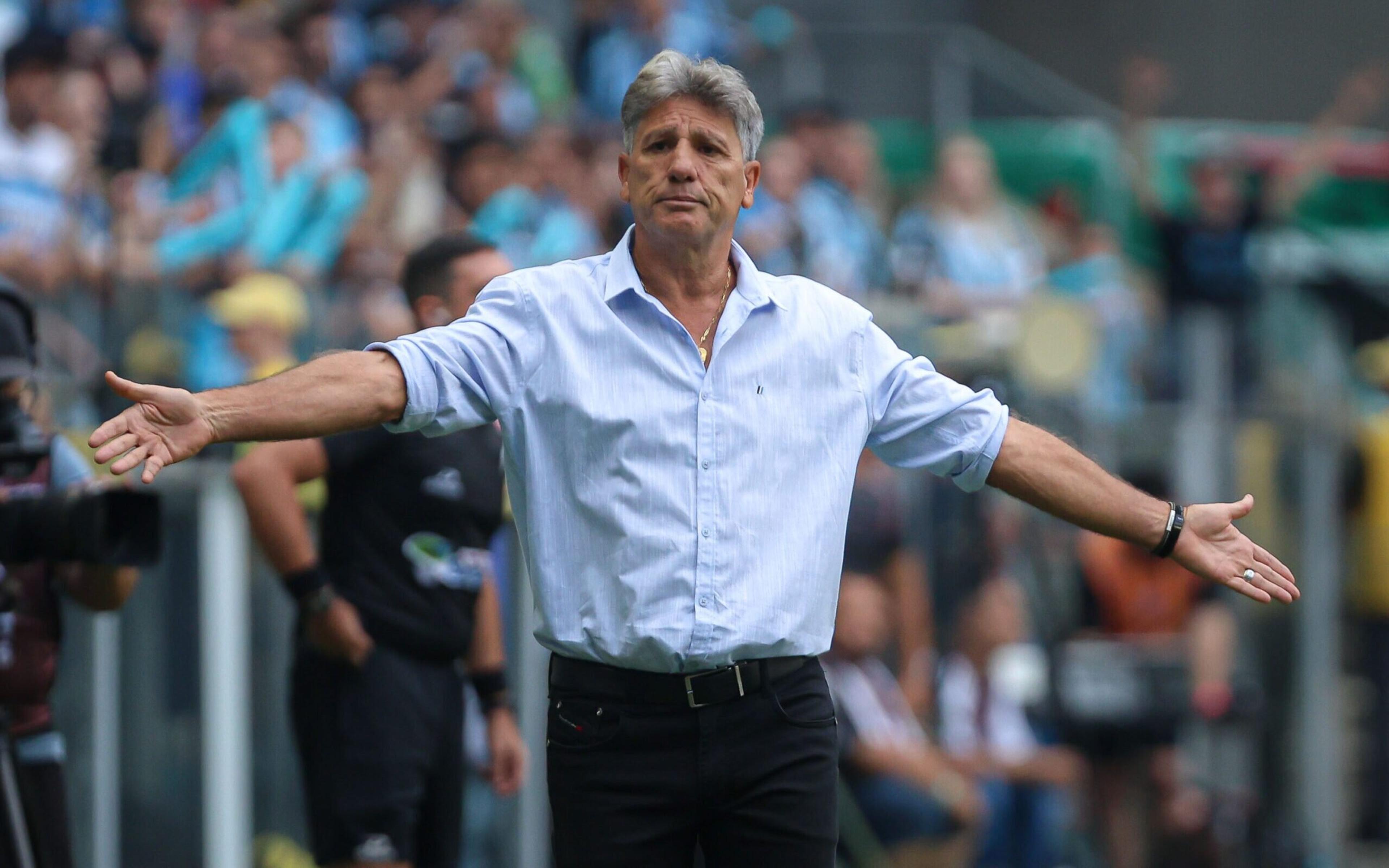 Jogadores do Grêmio invadem coletiva de Renato Gaúcho e dão banho de isotônico no técnico