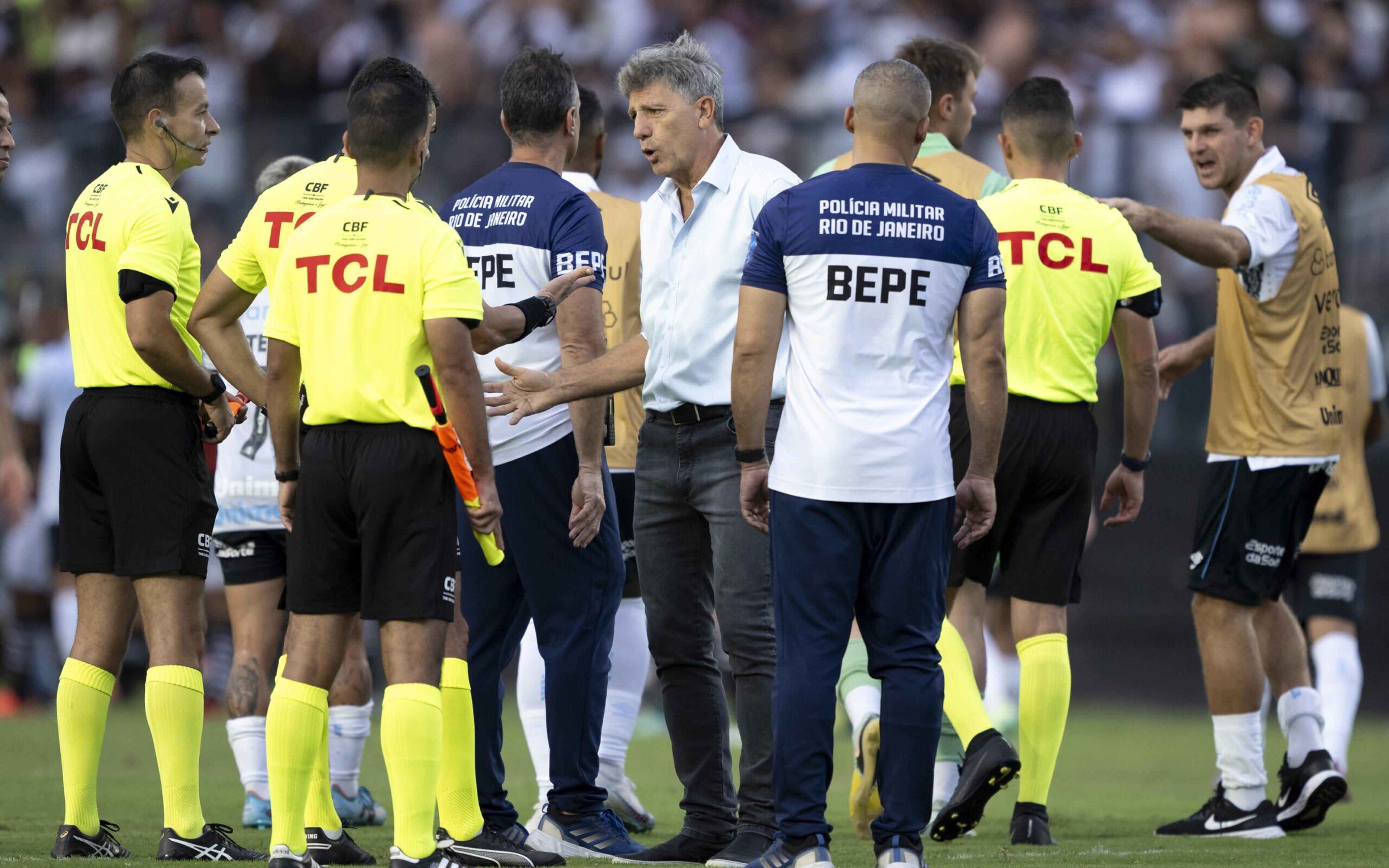 Dirigente detona arbitragem de Grêmio x Vasco e compara lance de Yuri Alberto: ‘Vergonha’